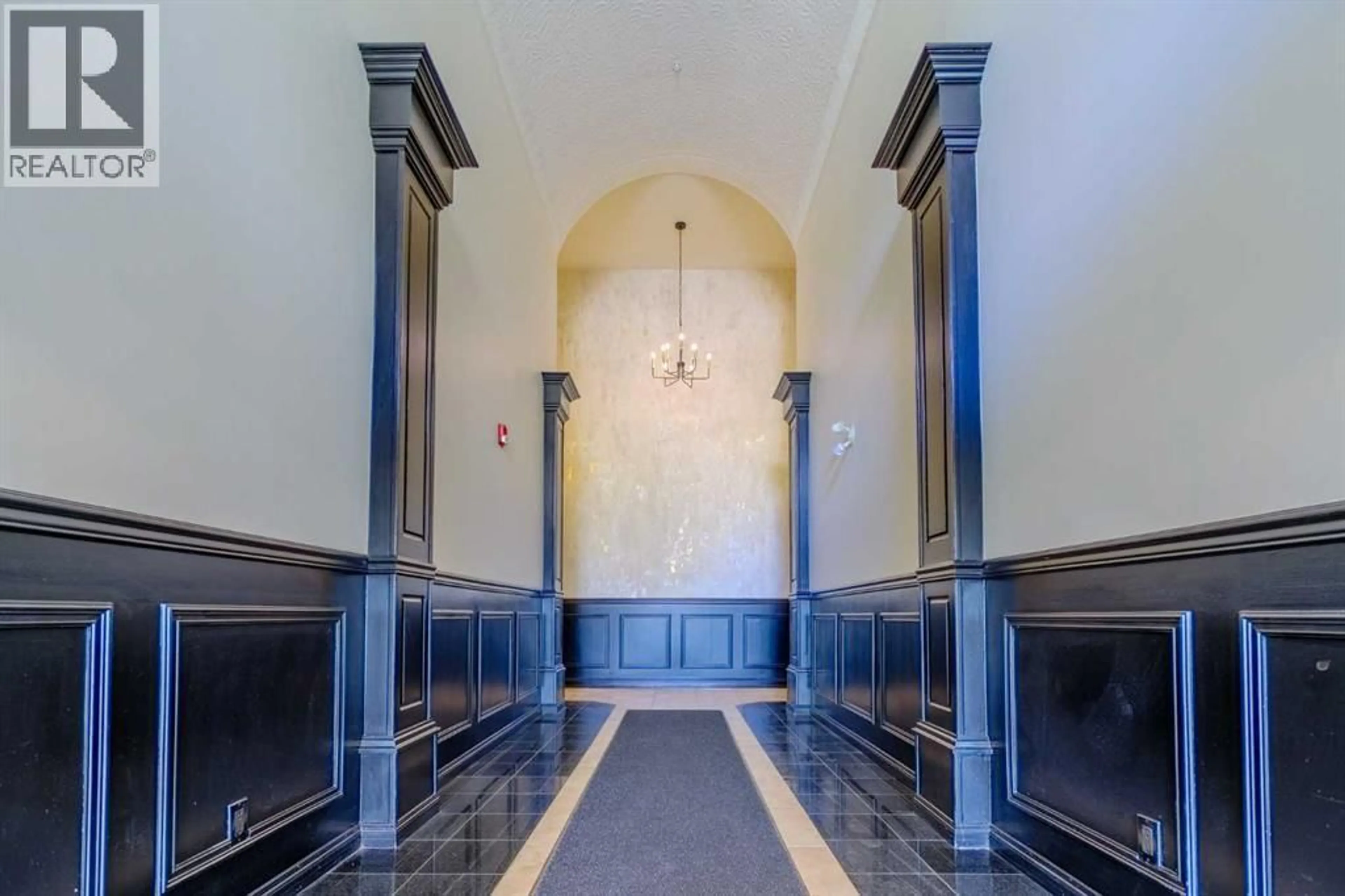 Indoor foyer for 923 15 AVENUE SOUTHWEST, Calgary Alberta T2R0S2