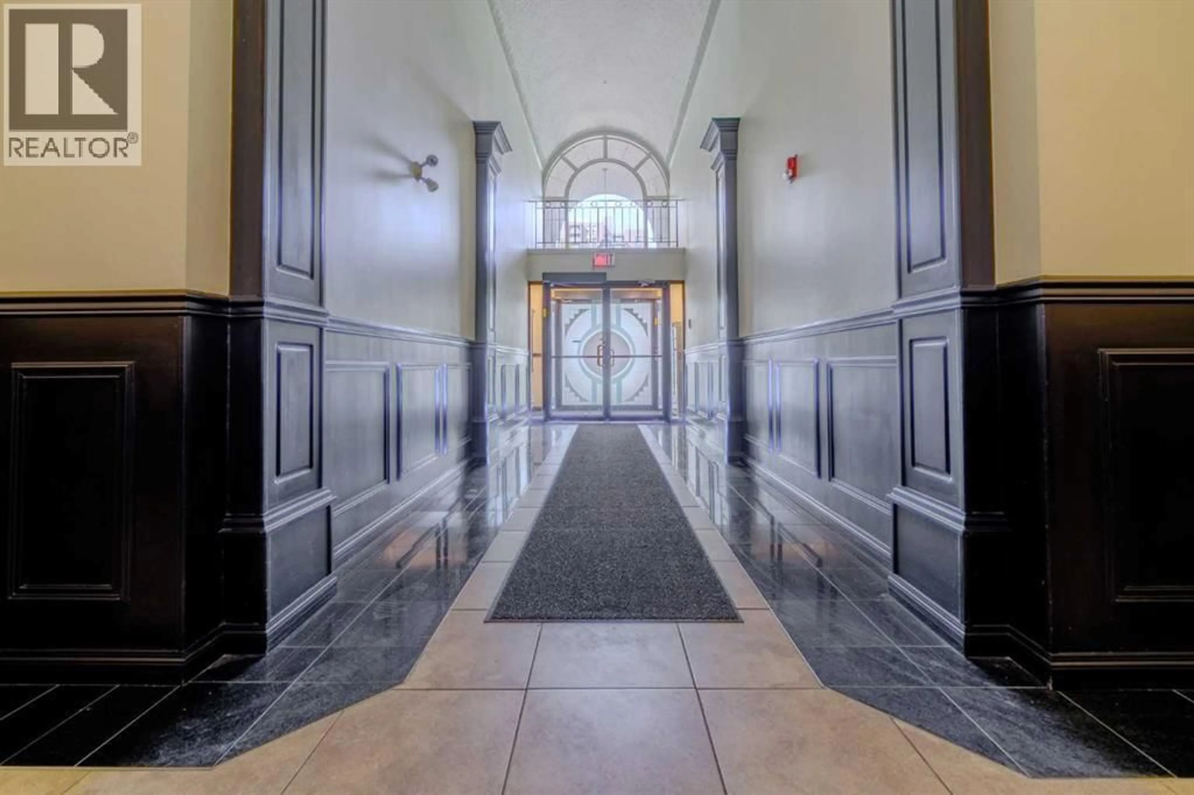 Indoor foyer for 923 15 AVENUE SOUTHWEST, Calgary Alberta T2R0S2