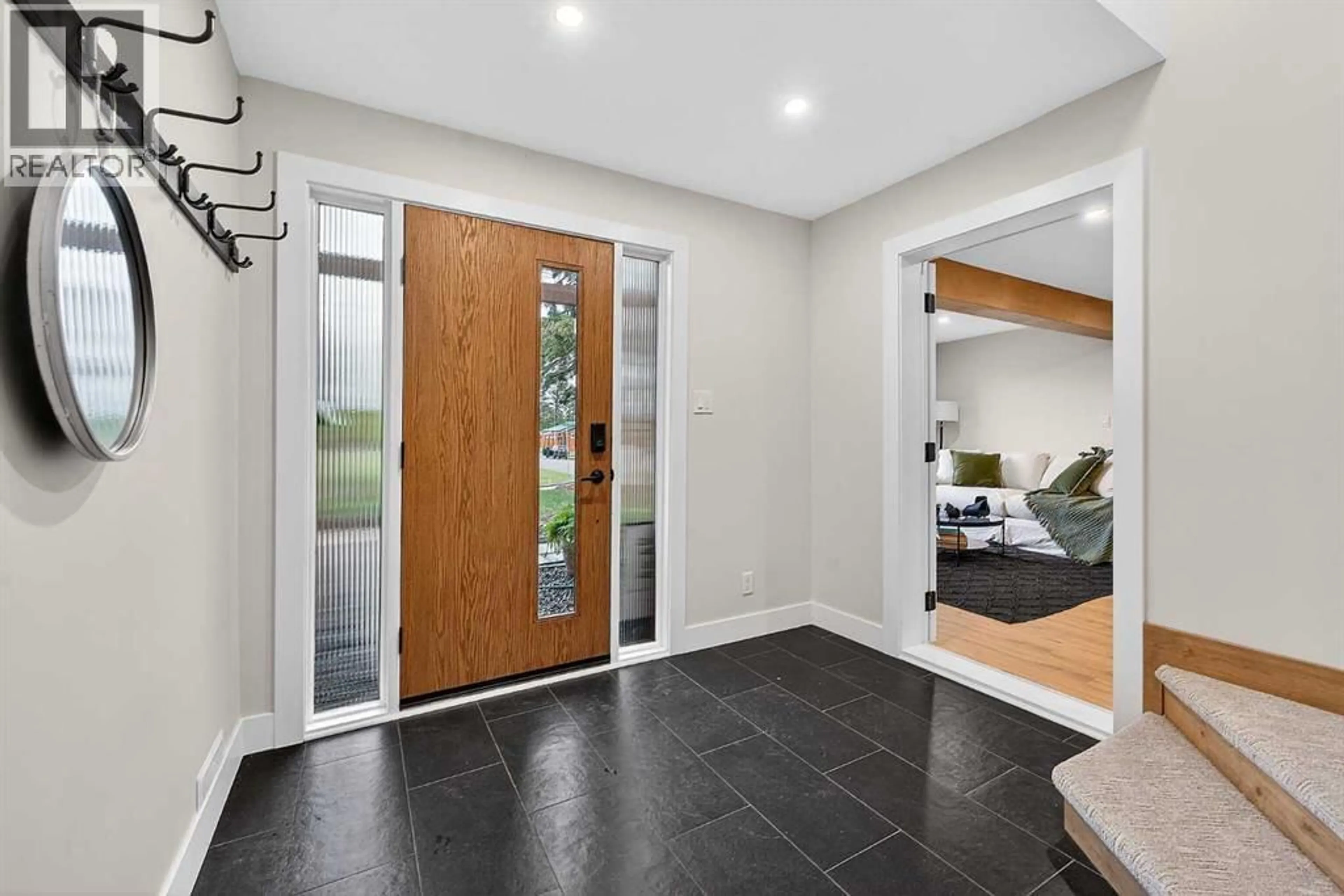 Indoor entryway for 9007 33 AVENUE NORTHWEST, Calgary Alberta T3B1M2