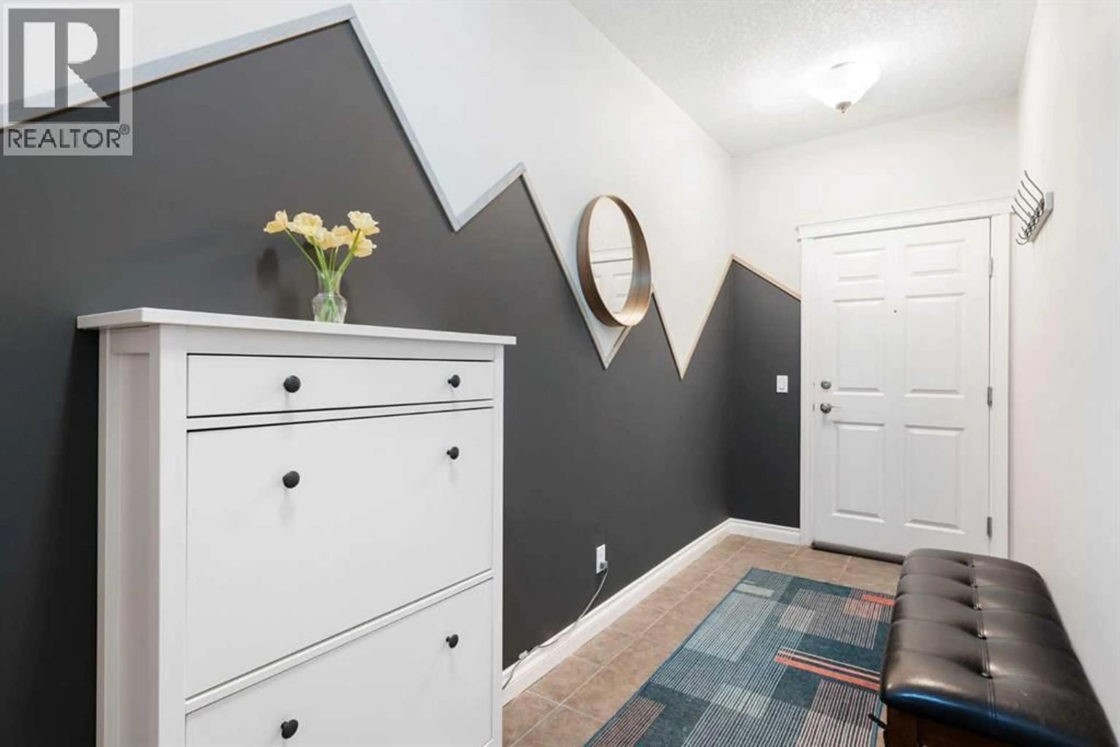 Indoor entryway for 24 HEMLOCK CRESCENT SOUTHWEST, Calgary Alberta T3C2Z1