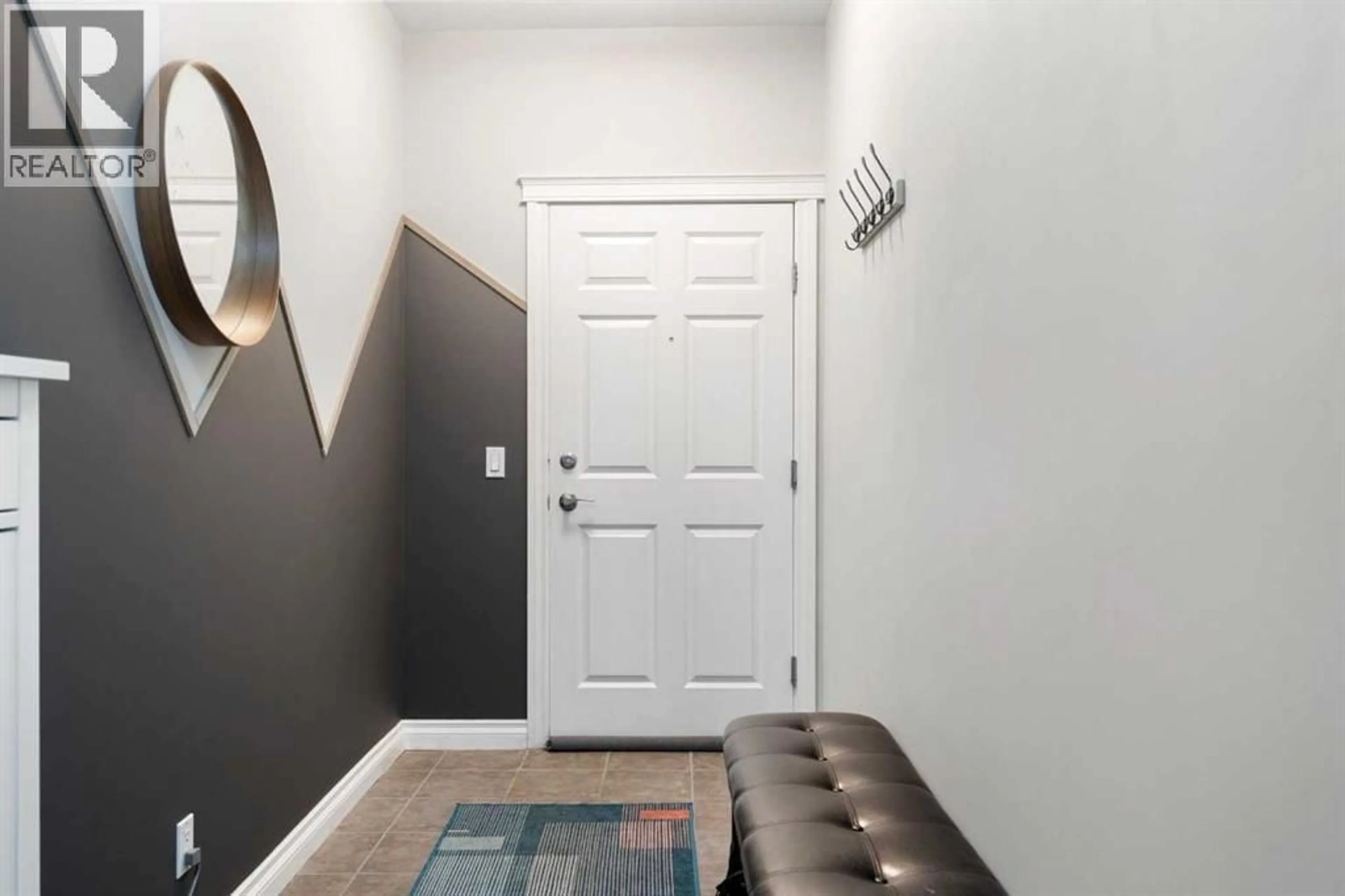 Indoor entryway for 24 HEMLOCK CRESCENT SOUTHWEST, Calgary Alberta T3C2Z1