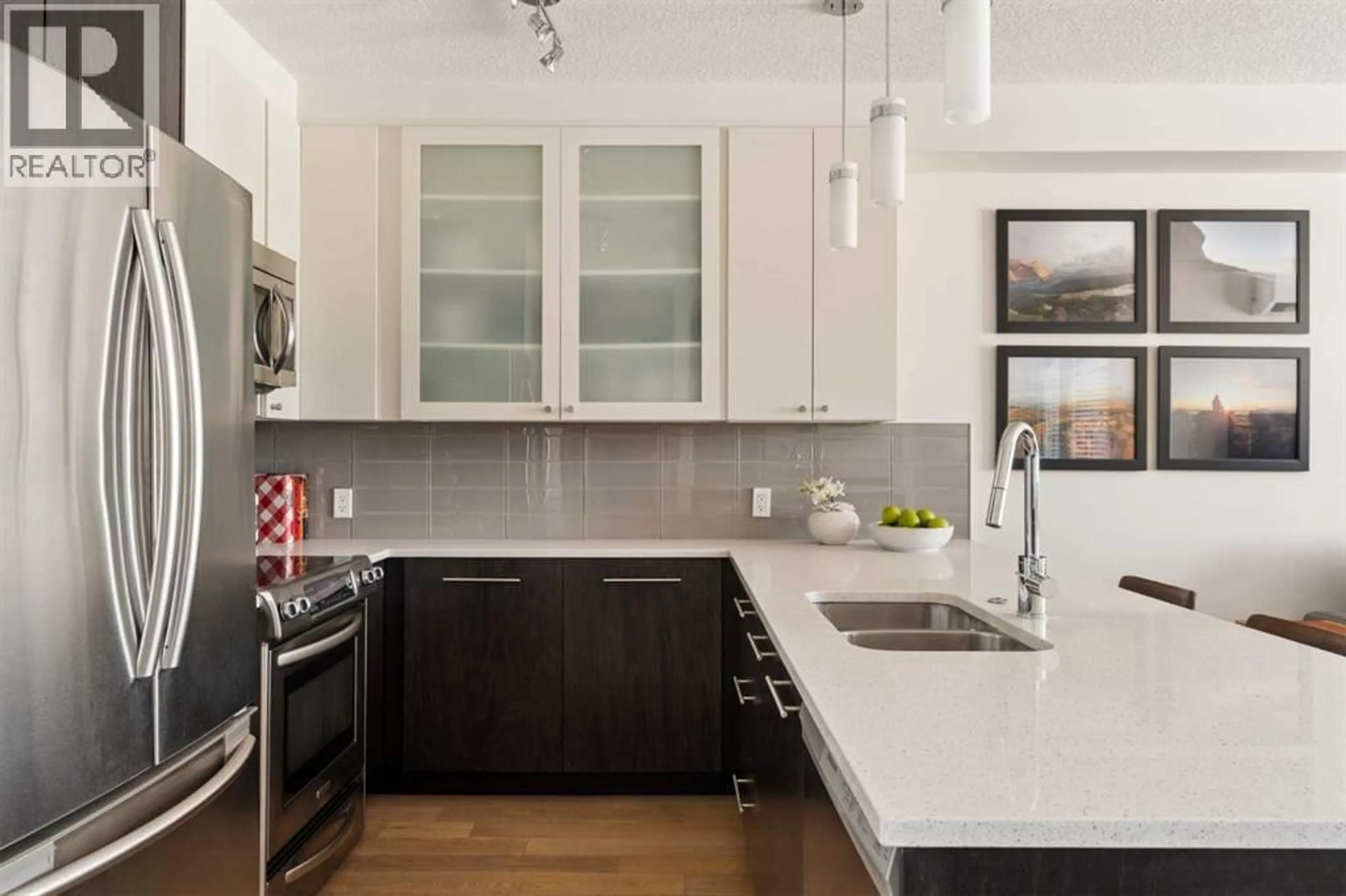 Contemporary kitchen, unknown for 836 ROYAL AVENUE SOUTHWEST, Calgary Alberta T2T0L3