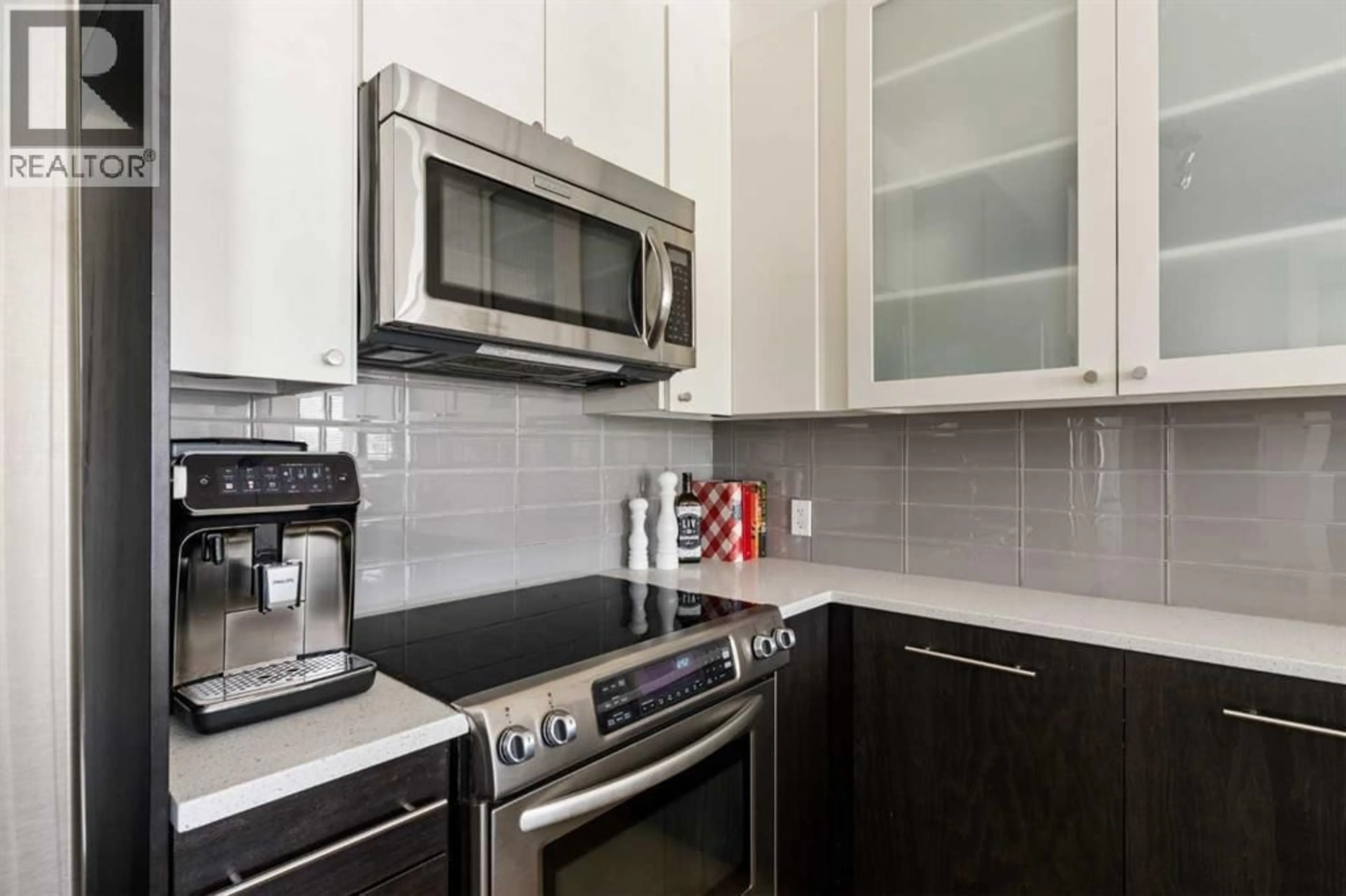 Standard kitchen, ceramic/tile floor for 836 ROYAL AVENUE SOUTHWEST, Calgary Alberta T2T0L3