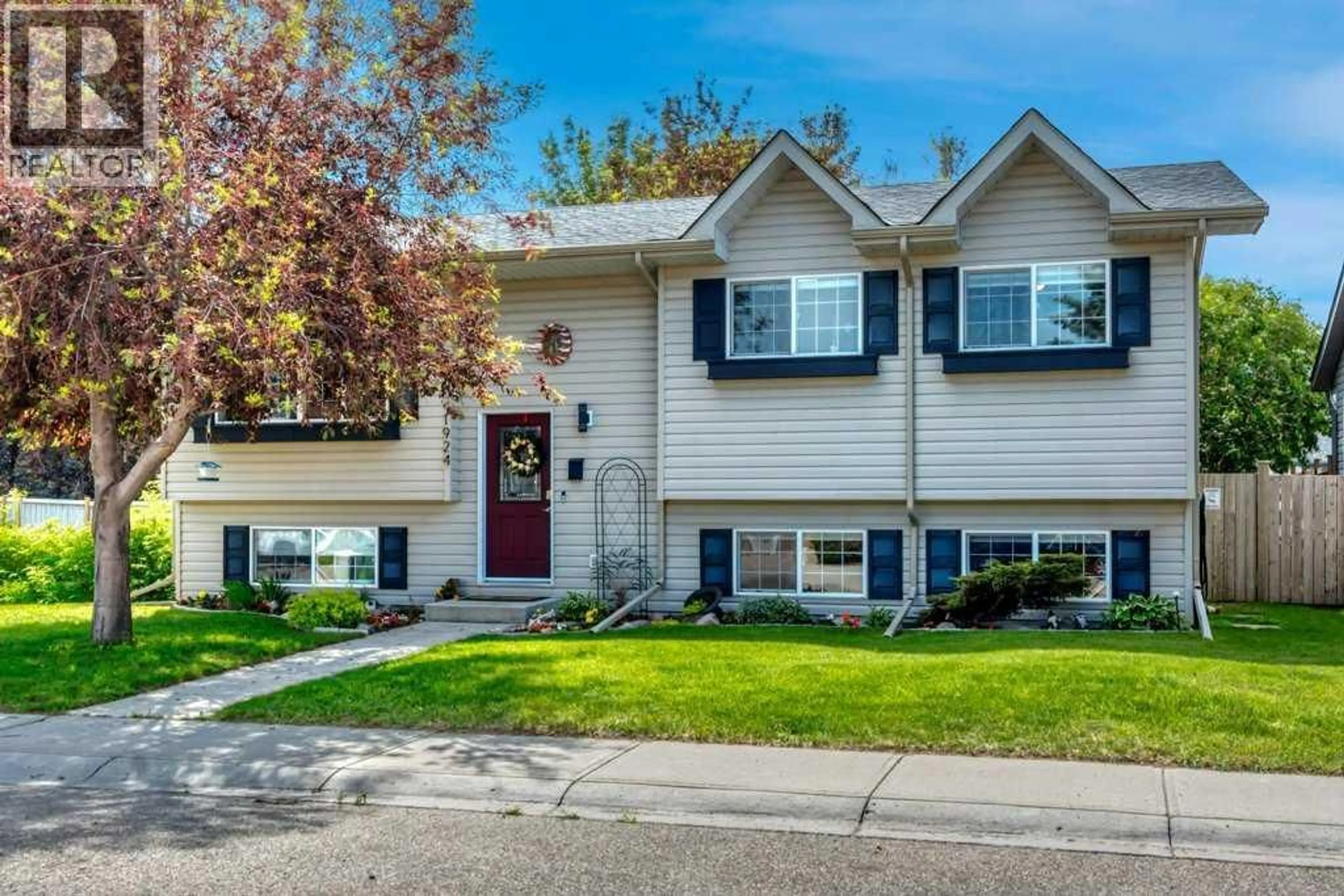 Home with vinyl exterior material, street for 1924 STRATHCONA TERRACE, Strathmore Alberta T1P1S1