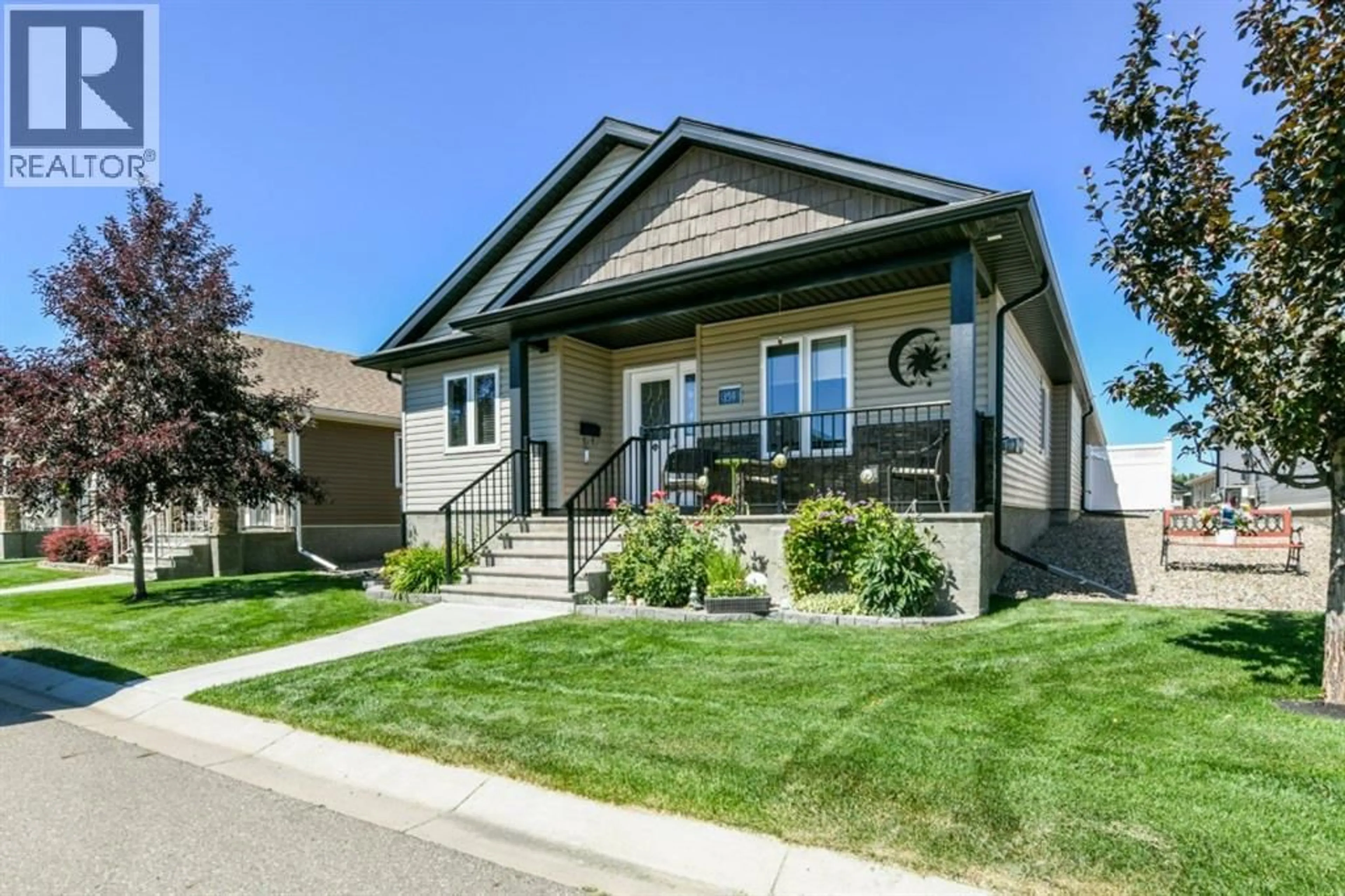 Home with vinyl exterior material, street for 159 CHARTWELL ROW SOUTHEAST, Medicine Hat Alberta T1B0E4