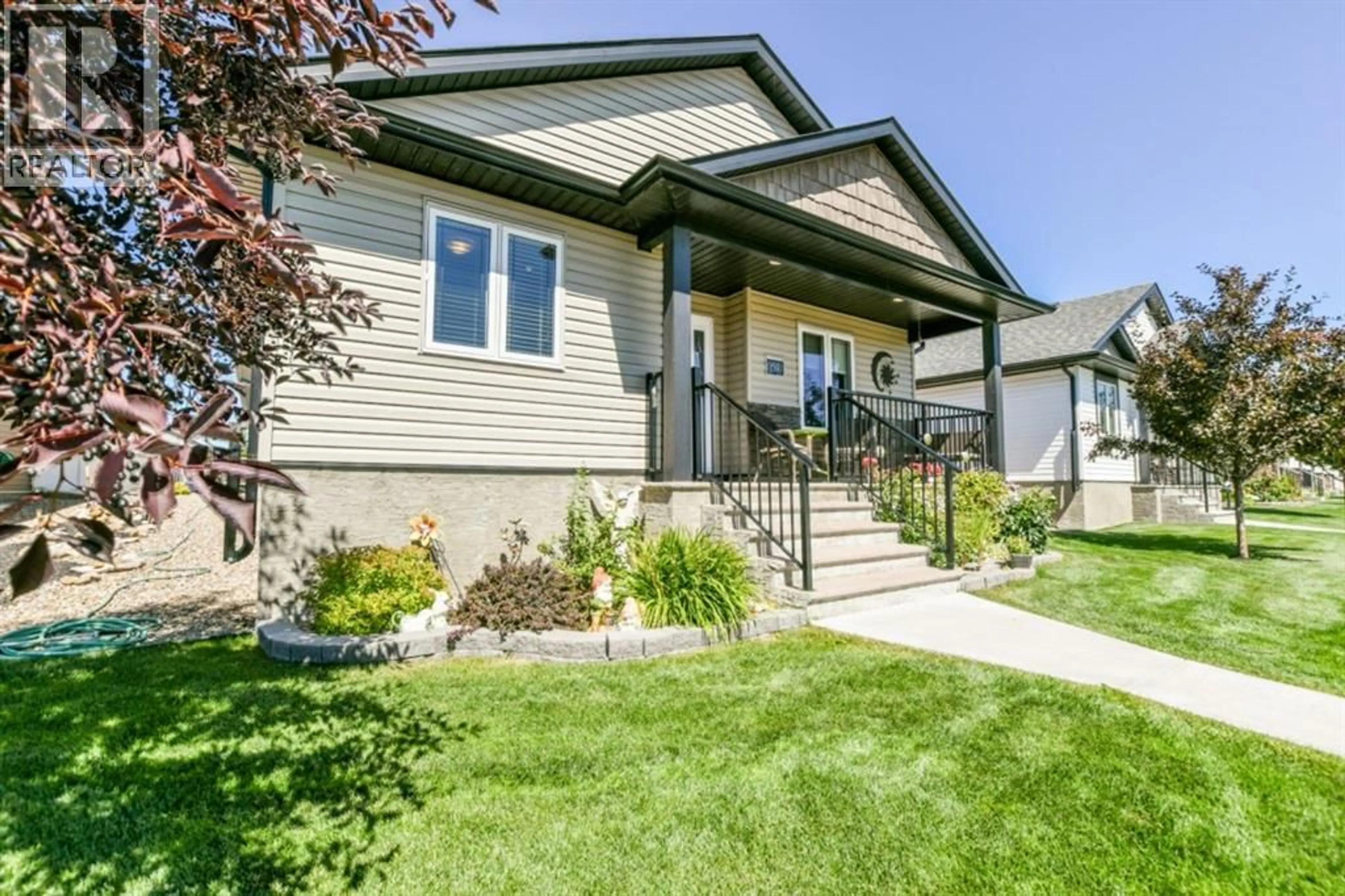 Home with vinyl exterior material, street for 159 CHARTWELL ROW SOUTHEAST, Medicine Hat Alberta T1B0E4