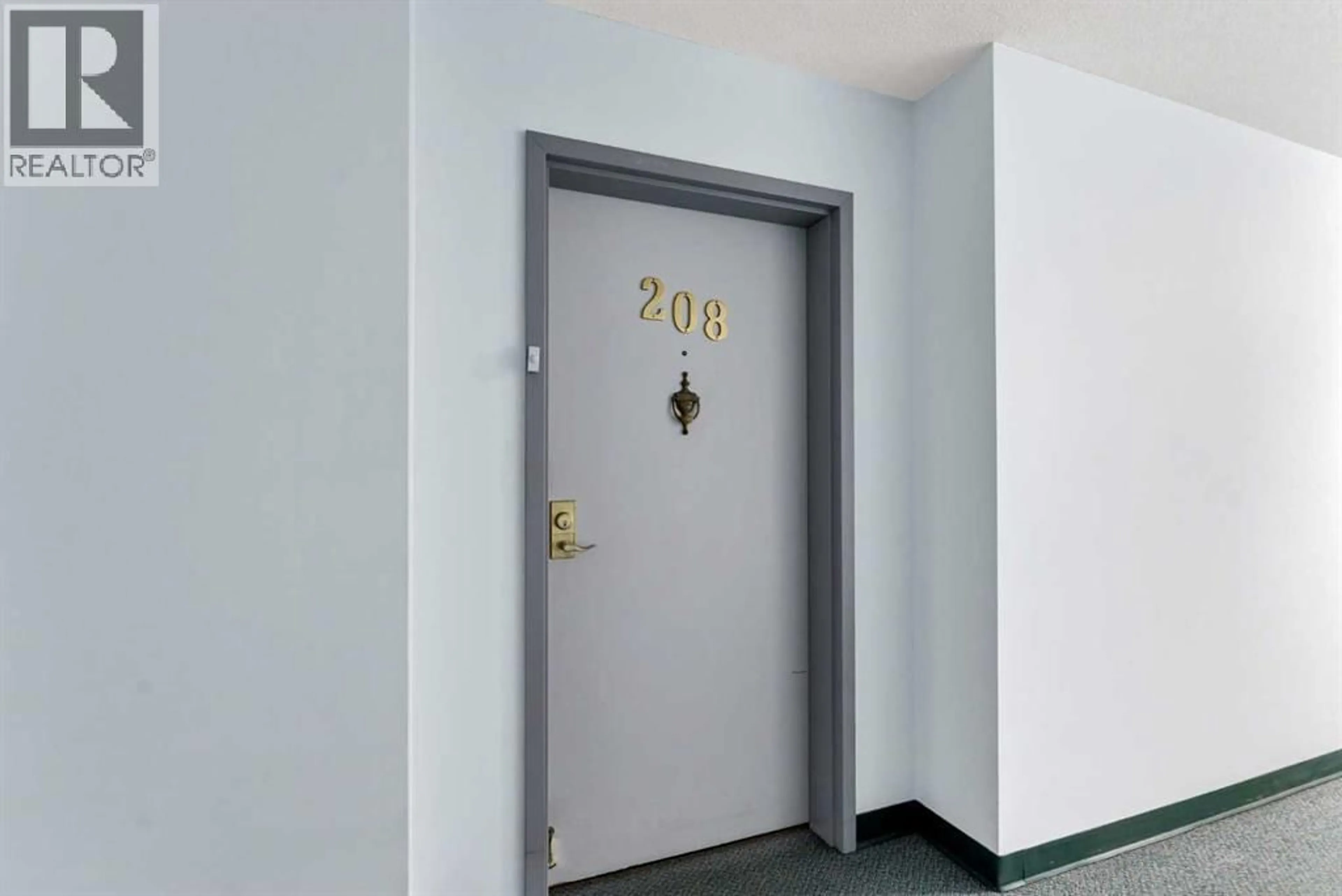 Indoor foyer for 3090 15 AVENUE SOUTHEAST, Medicine Hat Alberta T1B3Z3