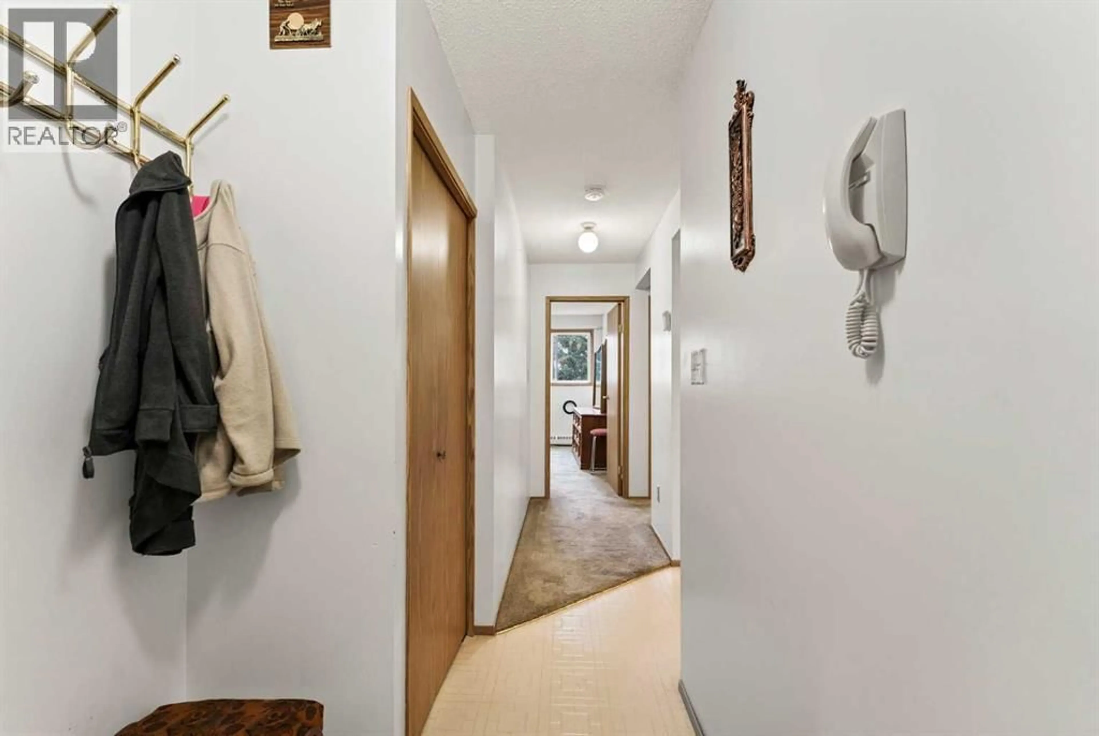 Indoor foyer for 3090 15 AVENUE SOUTHEAST, Medicine Hat Alberta T1B3Z3