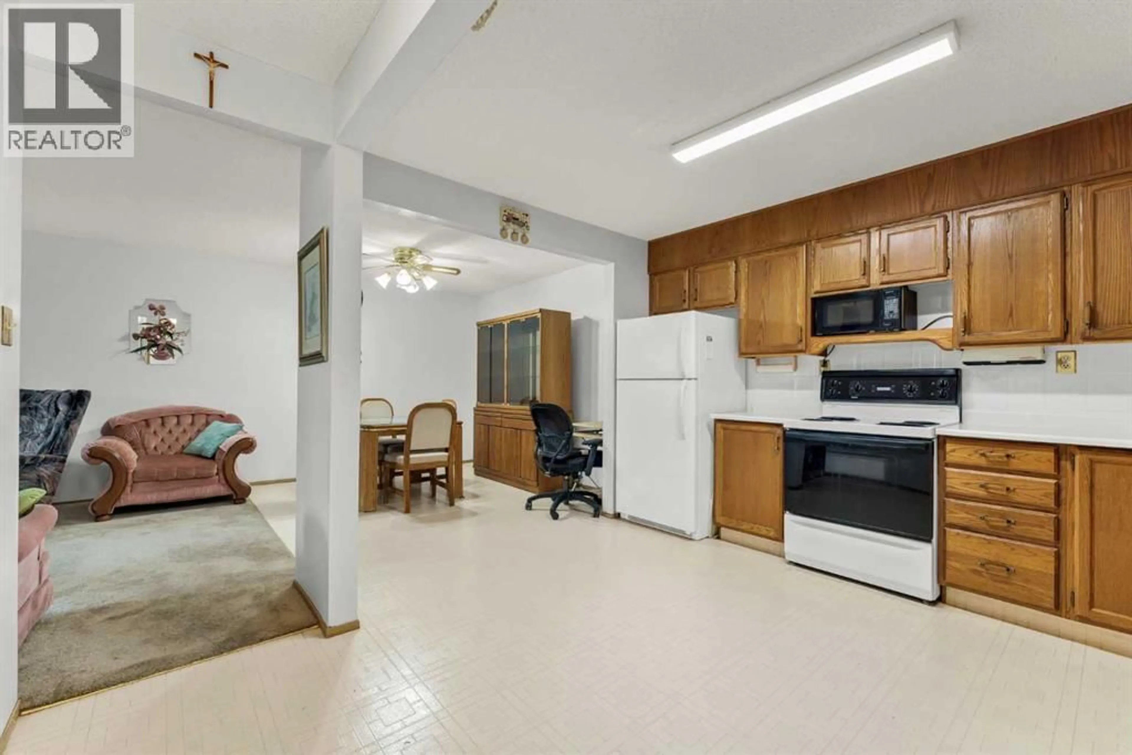 Standard kitchen, unknown for 3090 15 AVENUE SOUTHEAST, Medicine Hat Alberta T1B3Z3