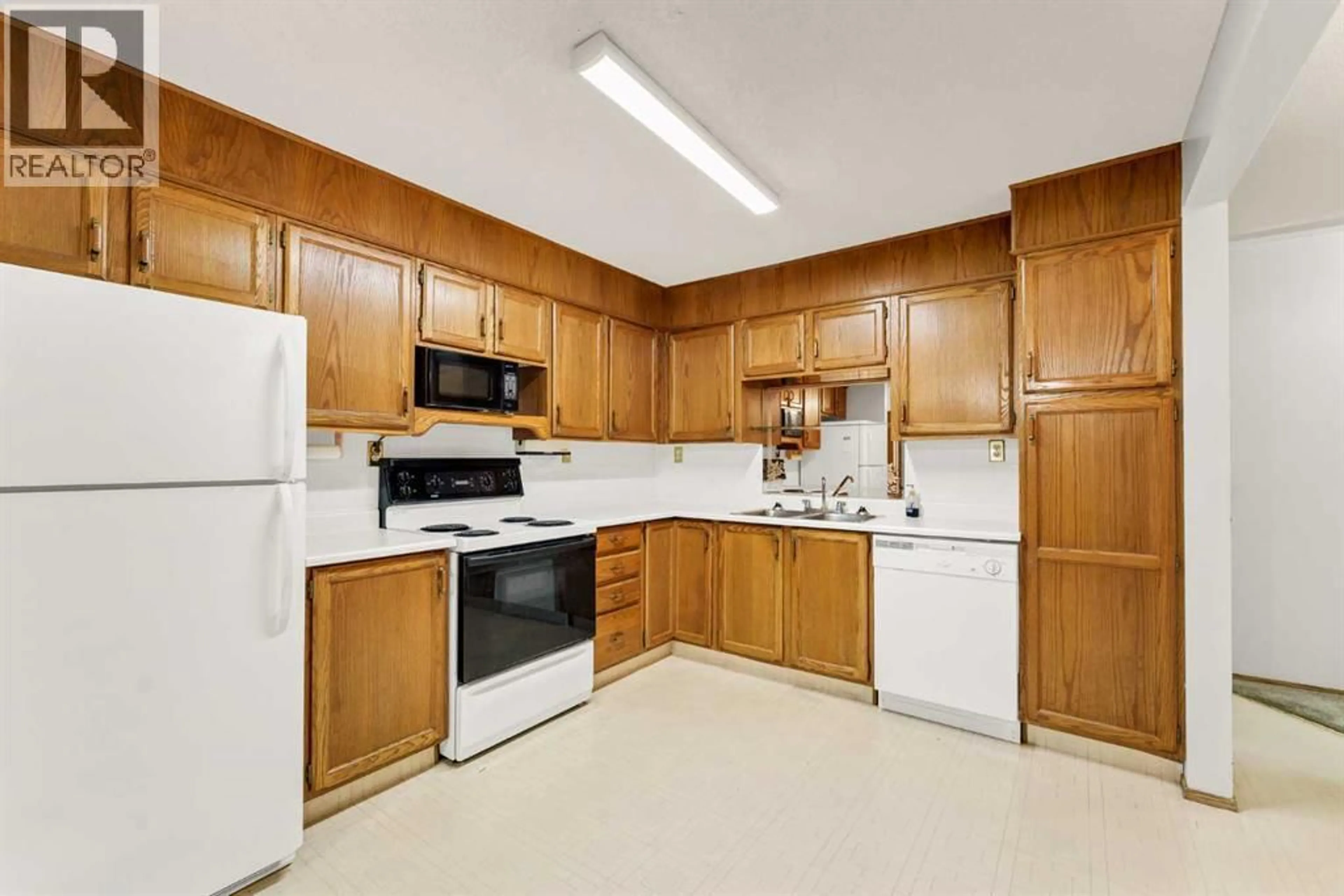 Standard kitchen, ceramic/tile floor for 3090 15 AVENUE SOUTHEAST, Medicine Hat Alberta T1B3Z3