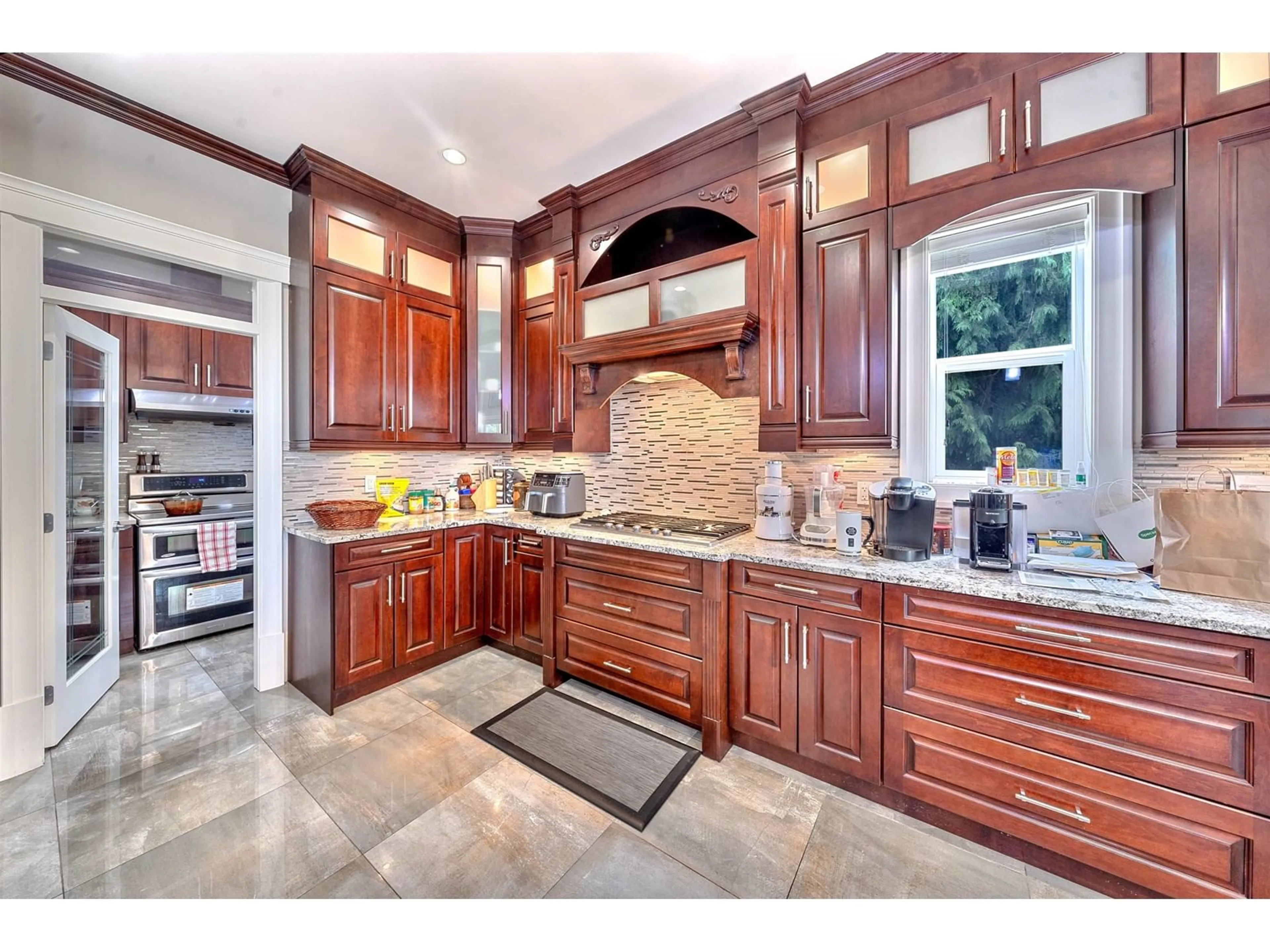 Open concept kitchen, ceramic/tile floor for 12701 107A, Surrey British Columbia V3V3J3