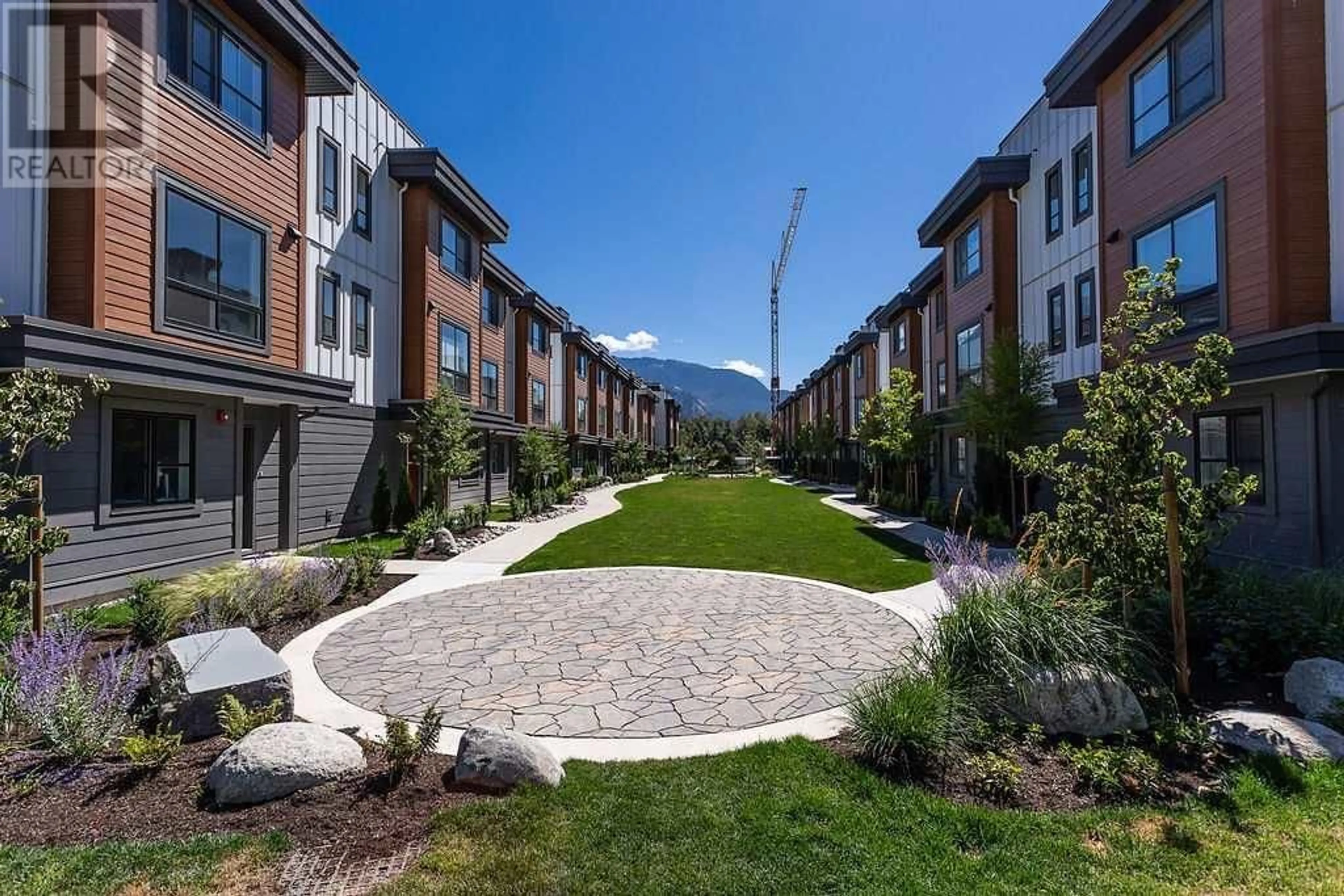 Patio, mountain view for 101 - 39771 GOVERNMENT ROAD, Squamish British Columbia V8B0G3