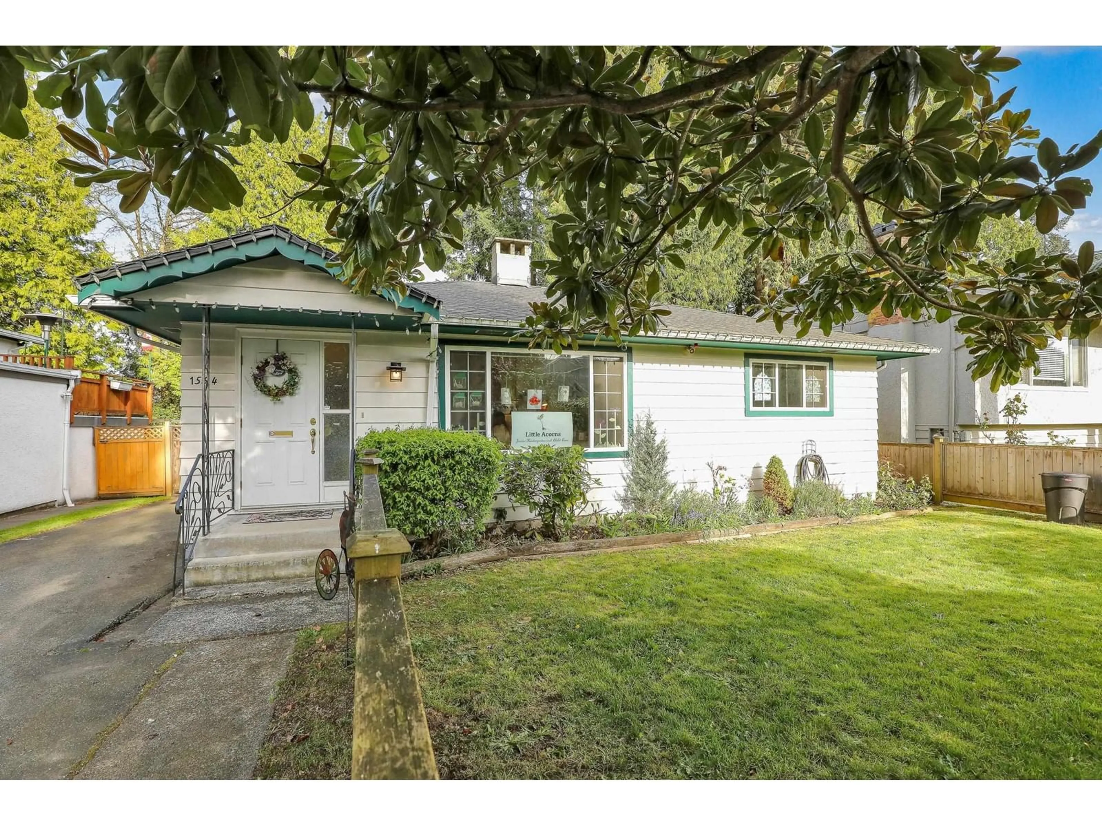 Home with vinyl exterior material, street for 1554 STEVENS, White Rock British Columbia V4B4Y5