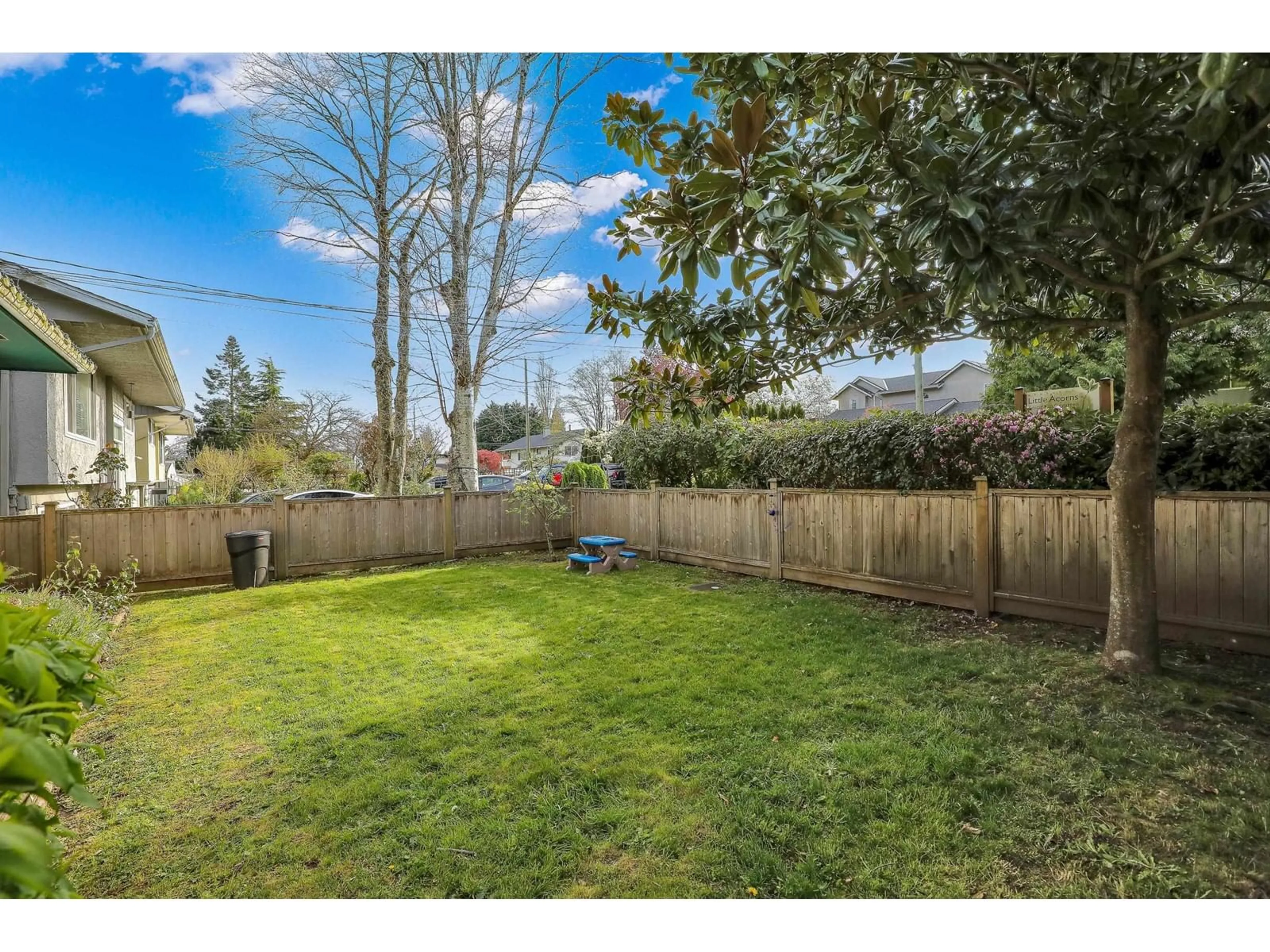 A pic from outside/outdoor area/front of a property/back of a property/a pic from drone, unknown for 1554 STEVENS, White Rock British Columbia V4B4Y5