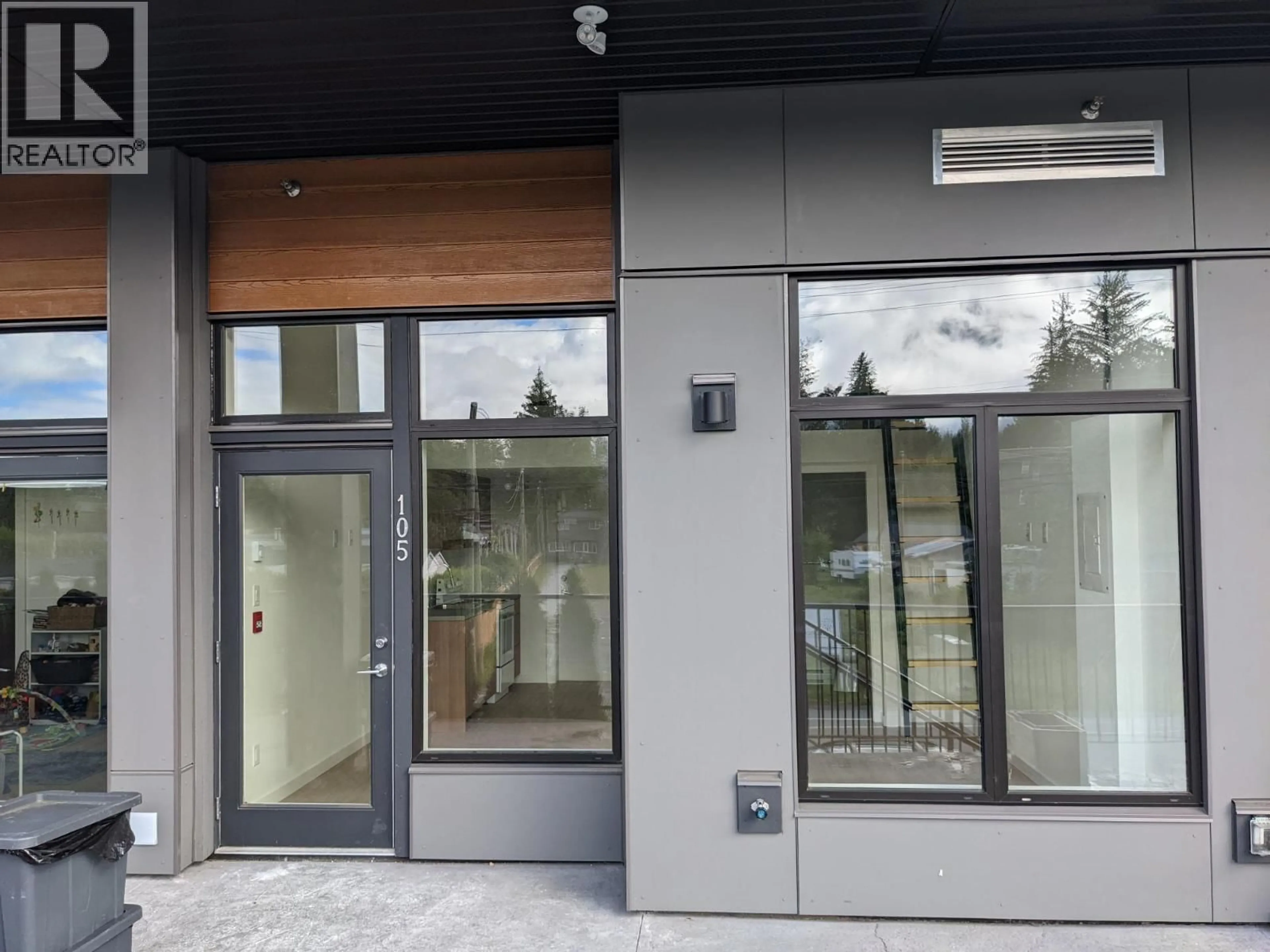 Indoor foyer for 101 - 39771 GOVERNMENT ROAD, Squamish British Columbia V8B0G3