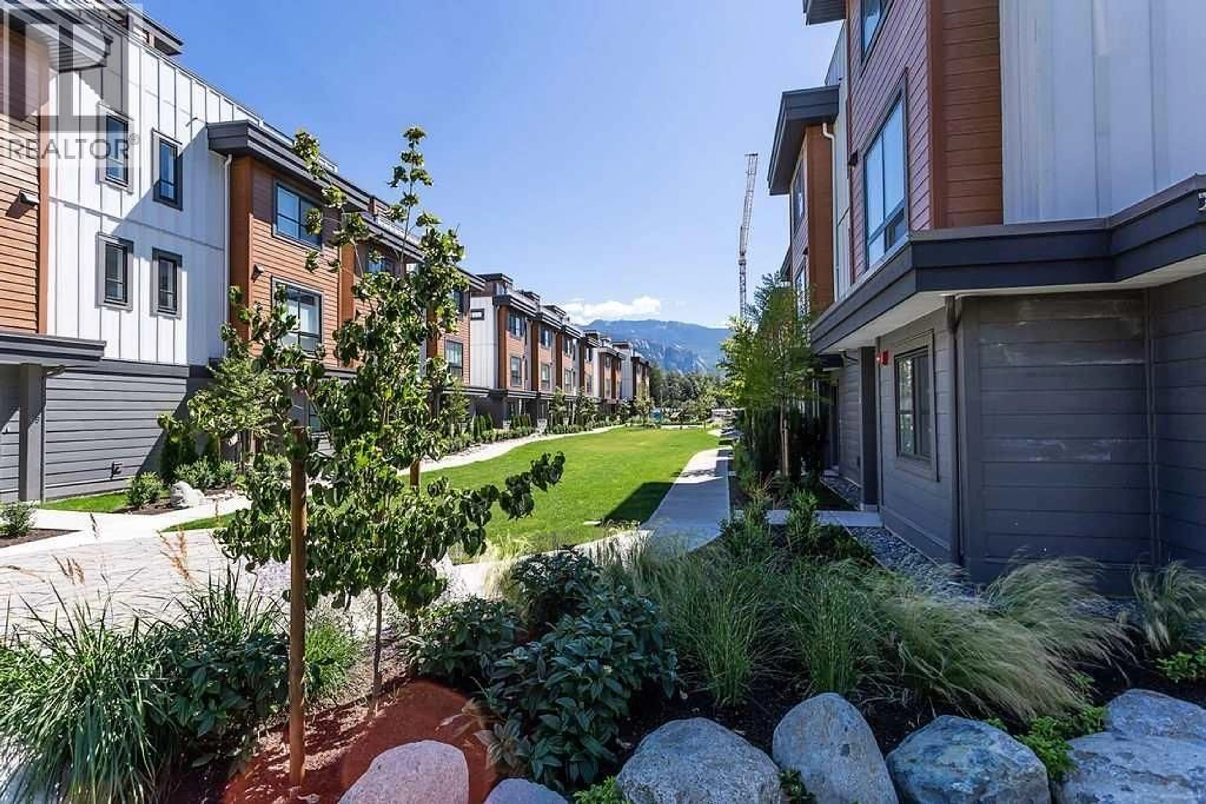 Patio, mountain view for 101 - 39771 GOVERNMENT ROAD, Squamish British Columbia V8B0G3