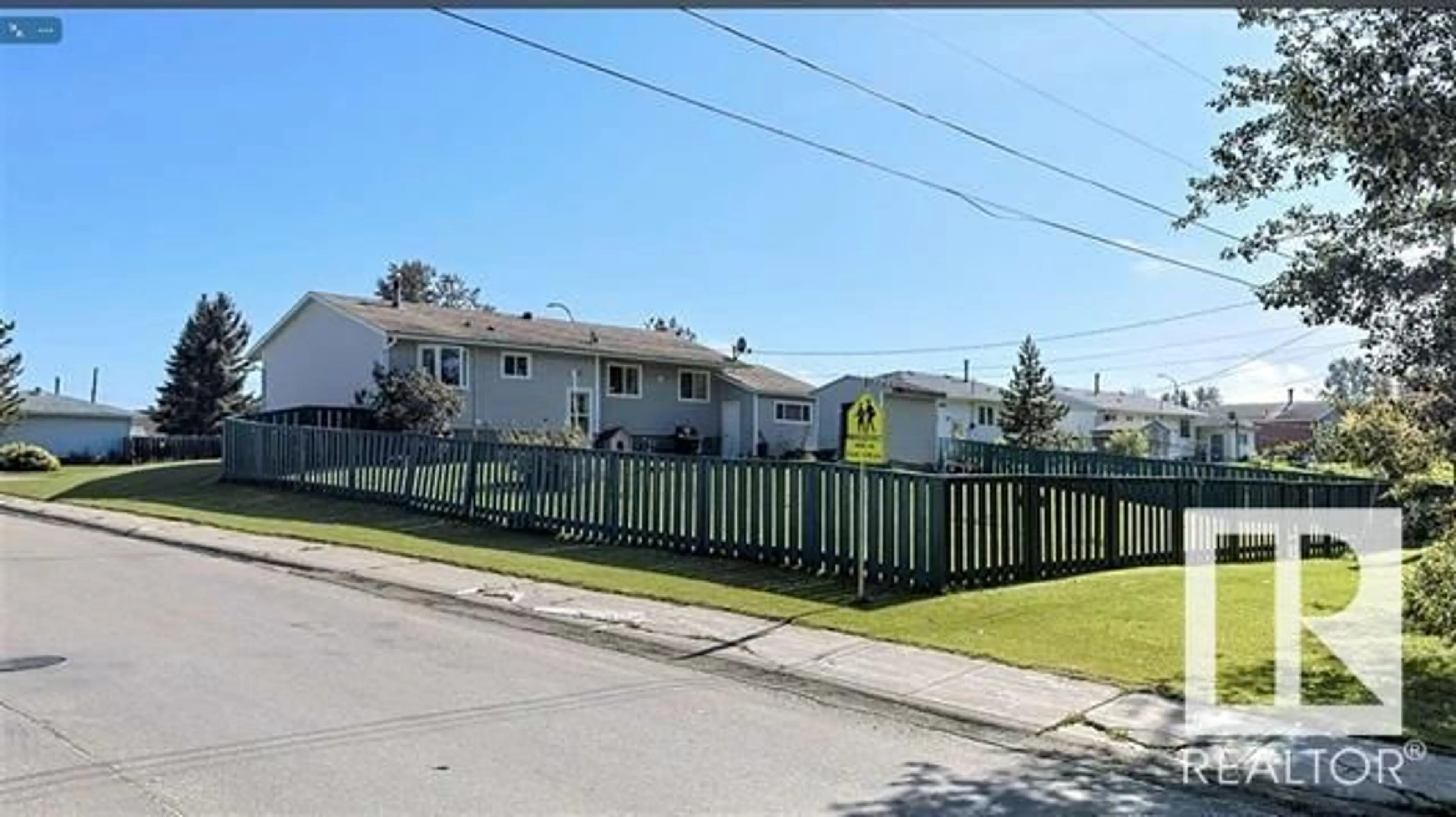 A pic from outside/outdoor area/front of a property/back of a property/a pic from drone, street for 715 3 AV, Fox Creek Alberta T0H1P0