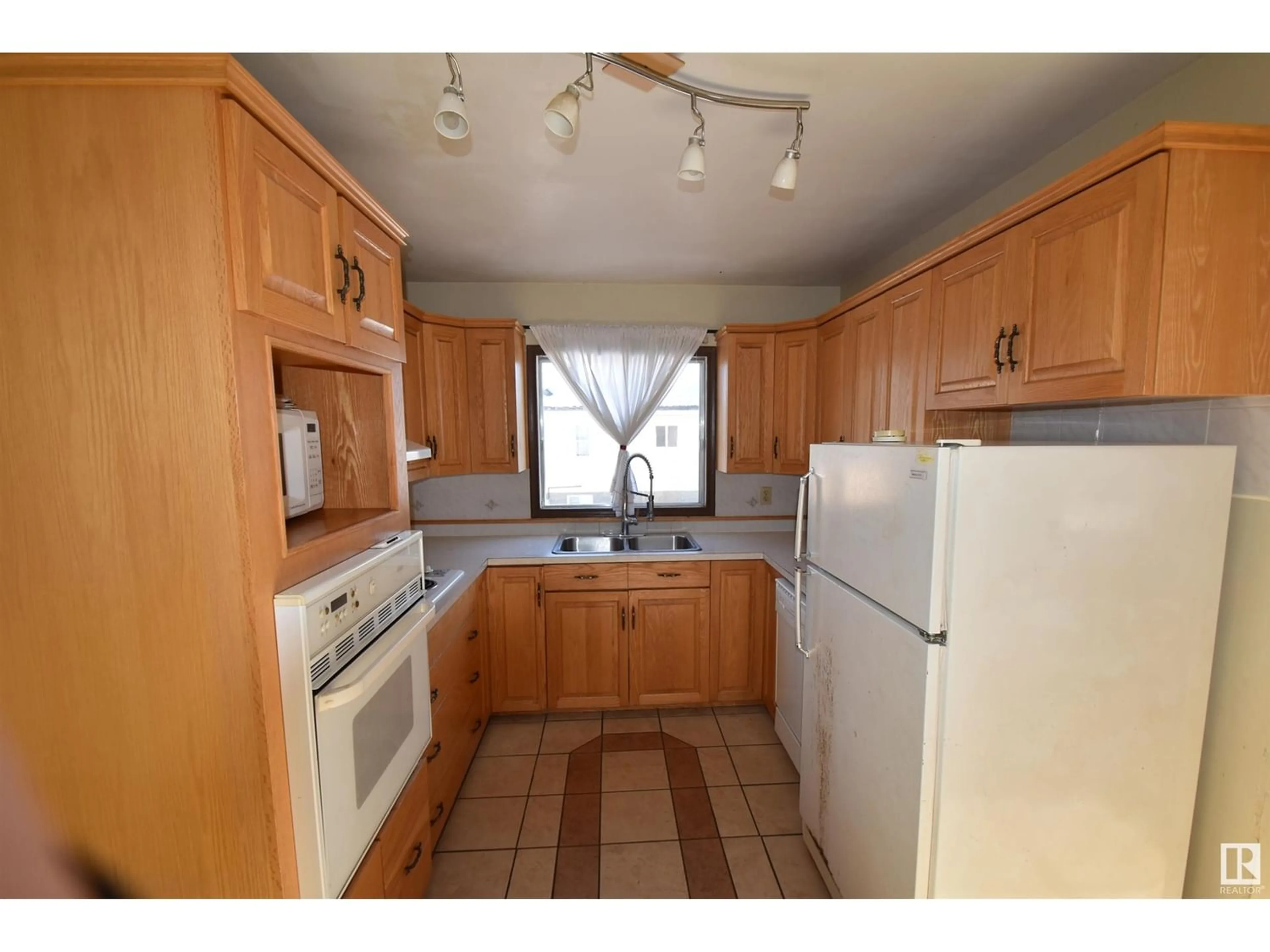 Standard kitchen, wood floors, cottage for 5131 51 ST, Vilna Alberta T0A3L0