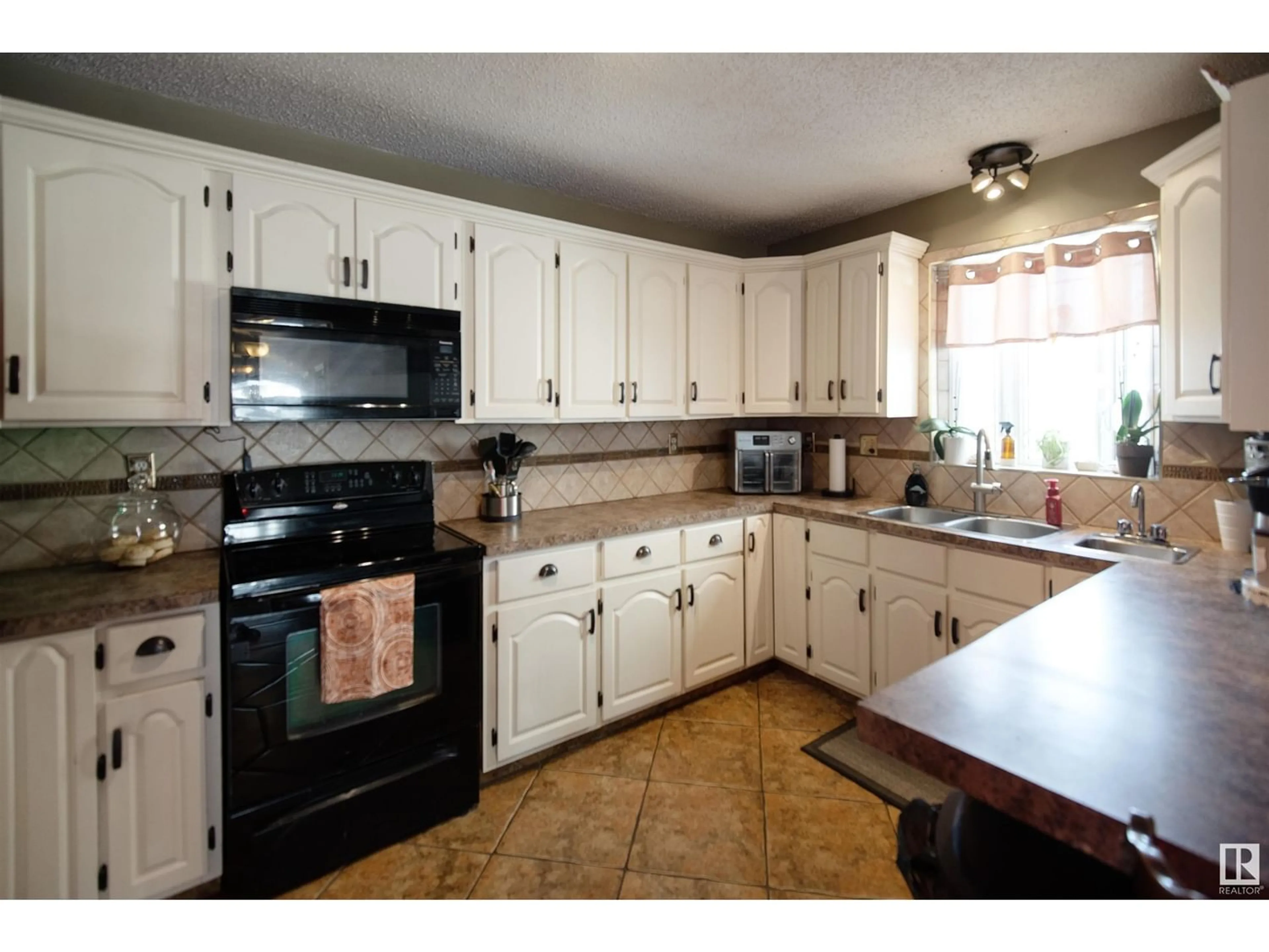 Standard kitchen for 4202 43A AV, Bonnyville Town Alberta T9N1W7