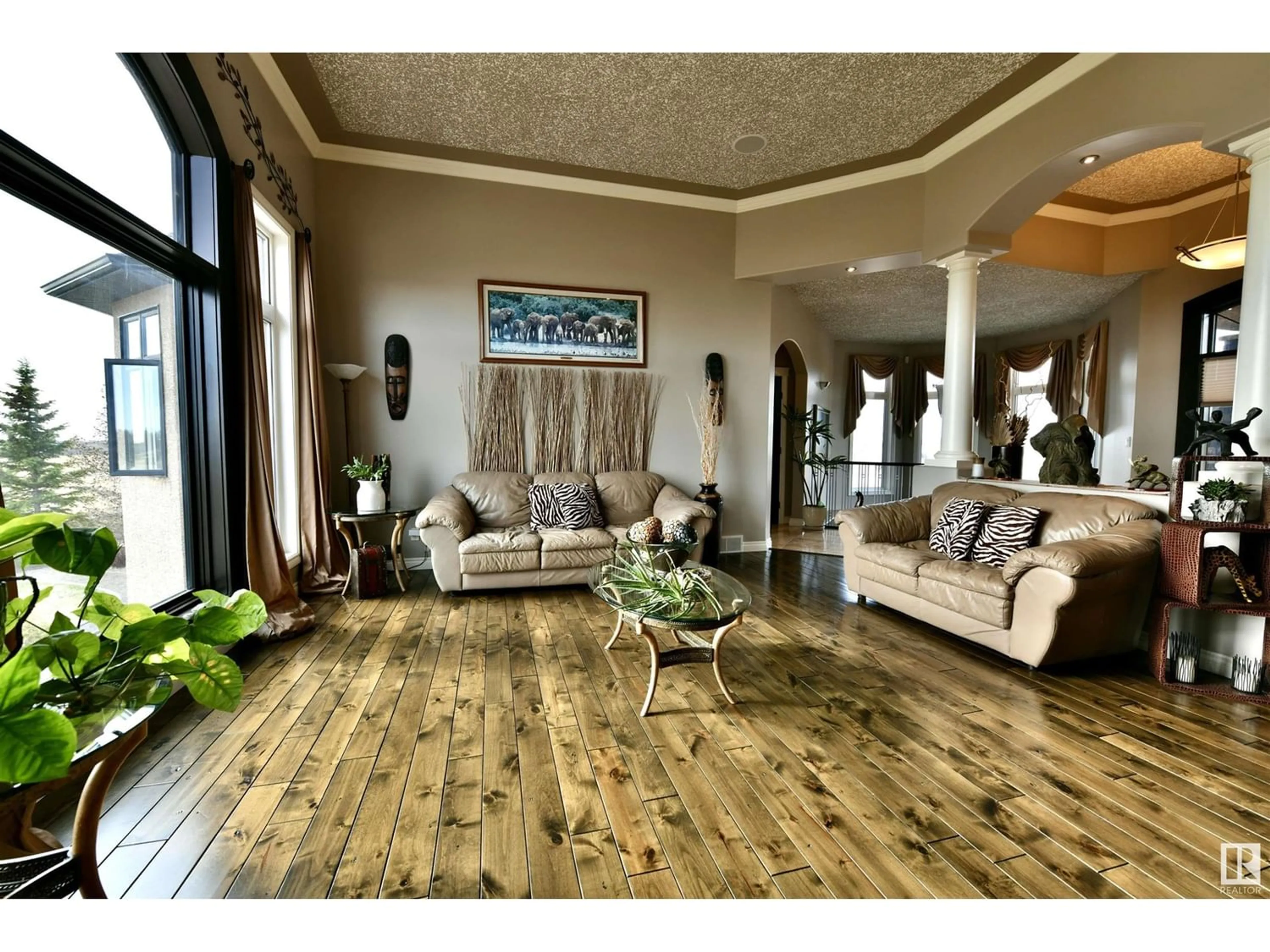 Indoor lobby, wood floors for 58124 RR 90, Rural St. Paul County Alberta T0A3A0