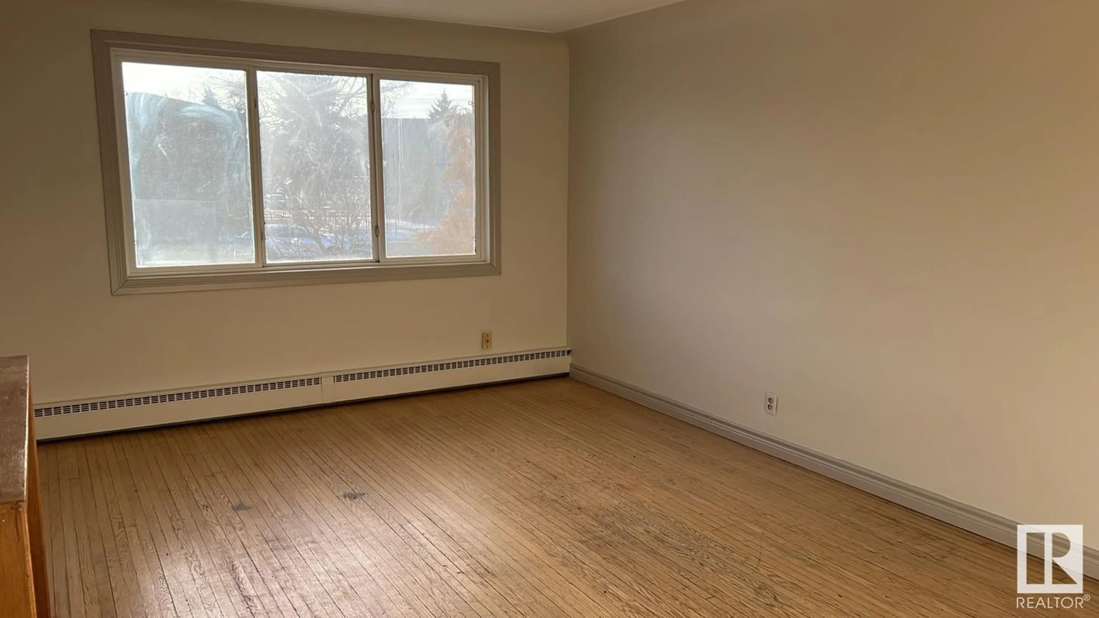 A pic of a room for #5 12722A 118 AV NW, Edmonton Alberta T5L2L1