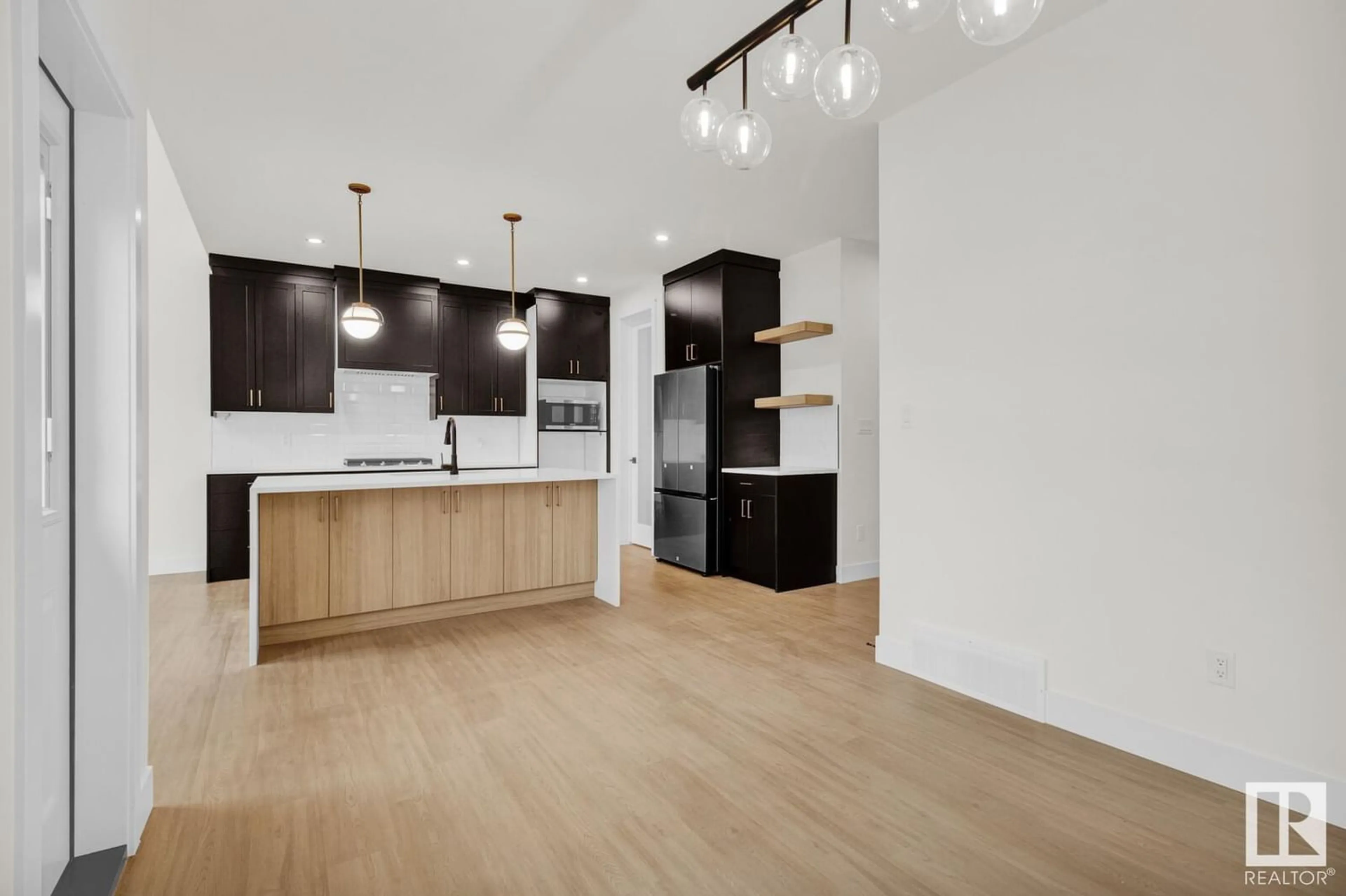 Contemporary kitchen for 21004 131 AV NW, Edmonton Alberta T5S0P4