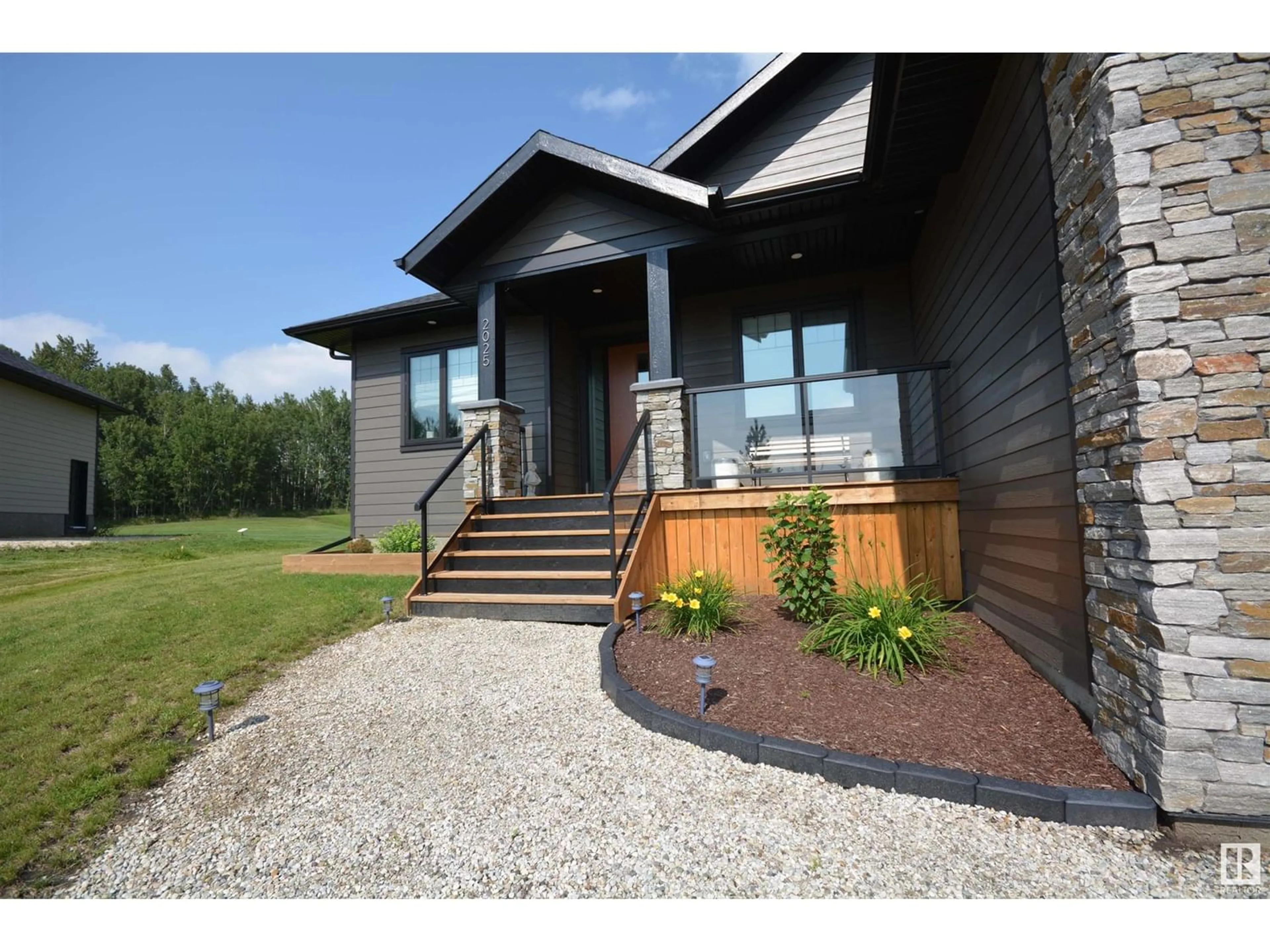 Indoor entryway for 2025 JUNIPER LN, Rural Parkland County Alberta T7Z0G8