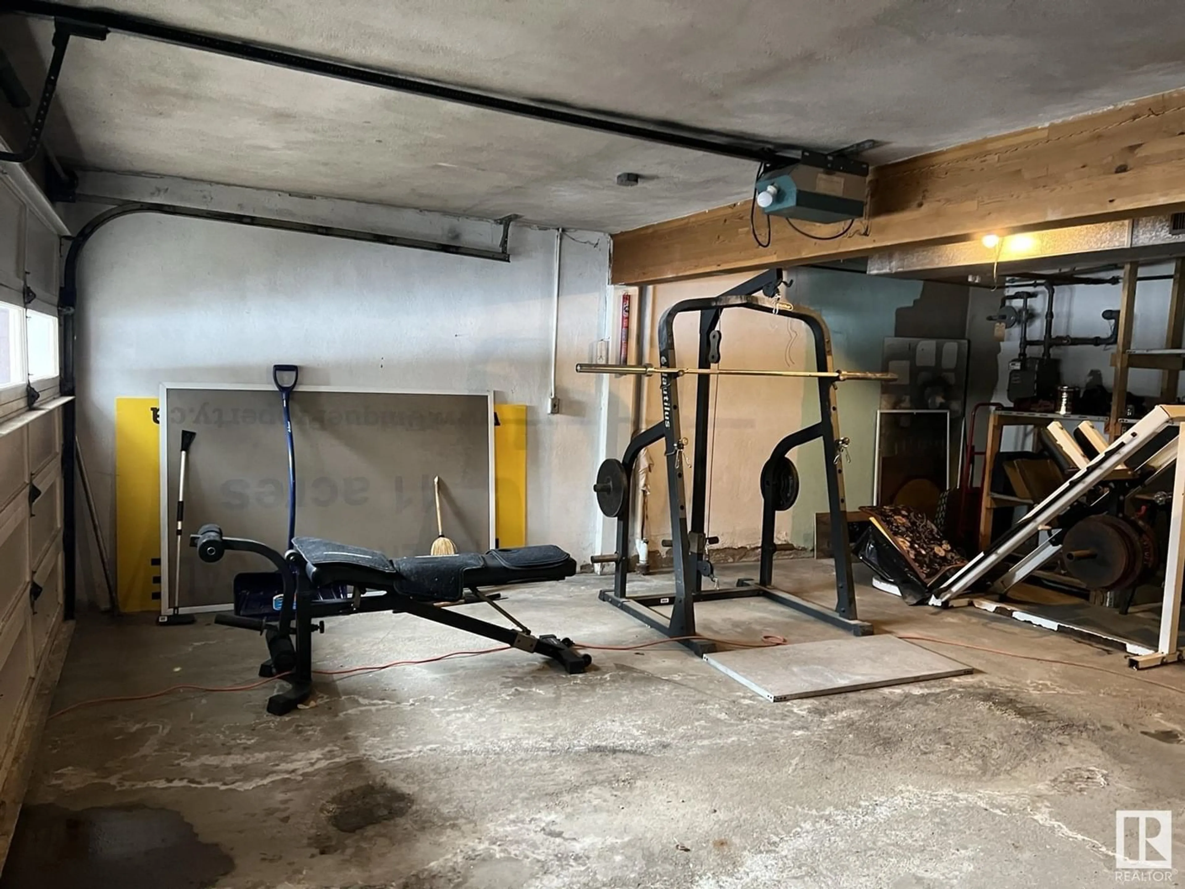 Indoor garage for 8820 92 ST SE, Fort Saskatchewan Alberta T8L4E7