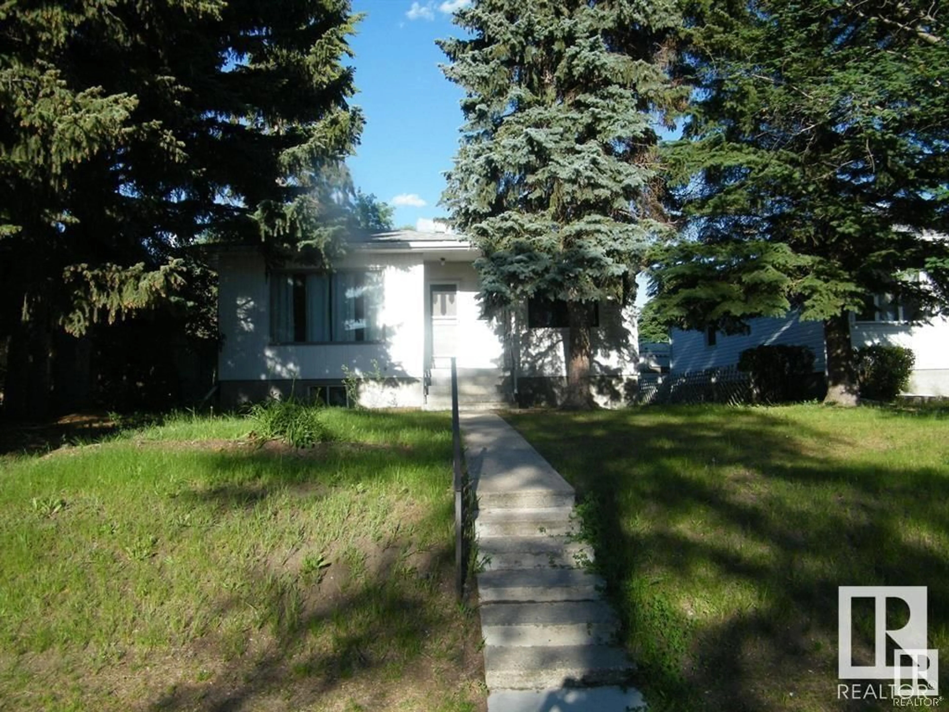 Outside view for 9543 87 ST NW, Edmonton Alberta T6C3W9