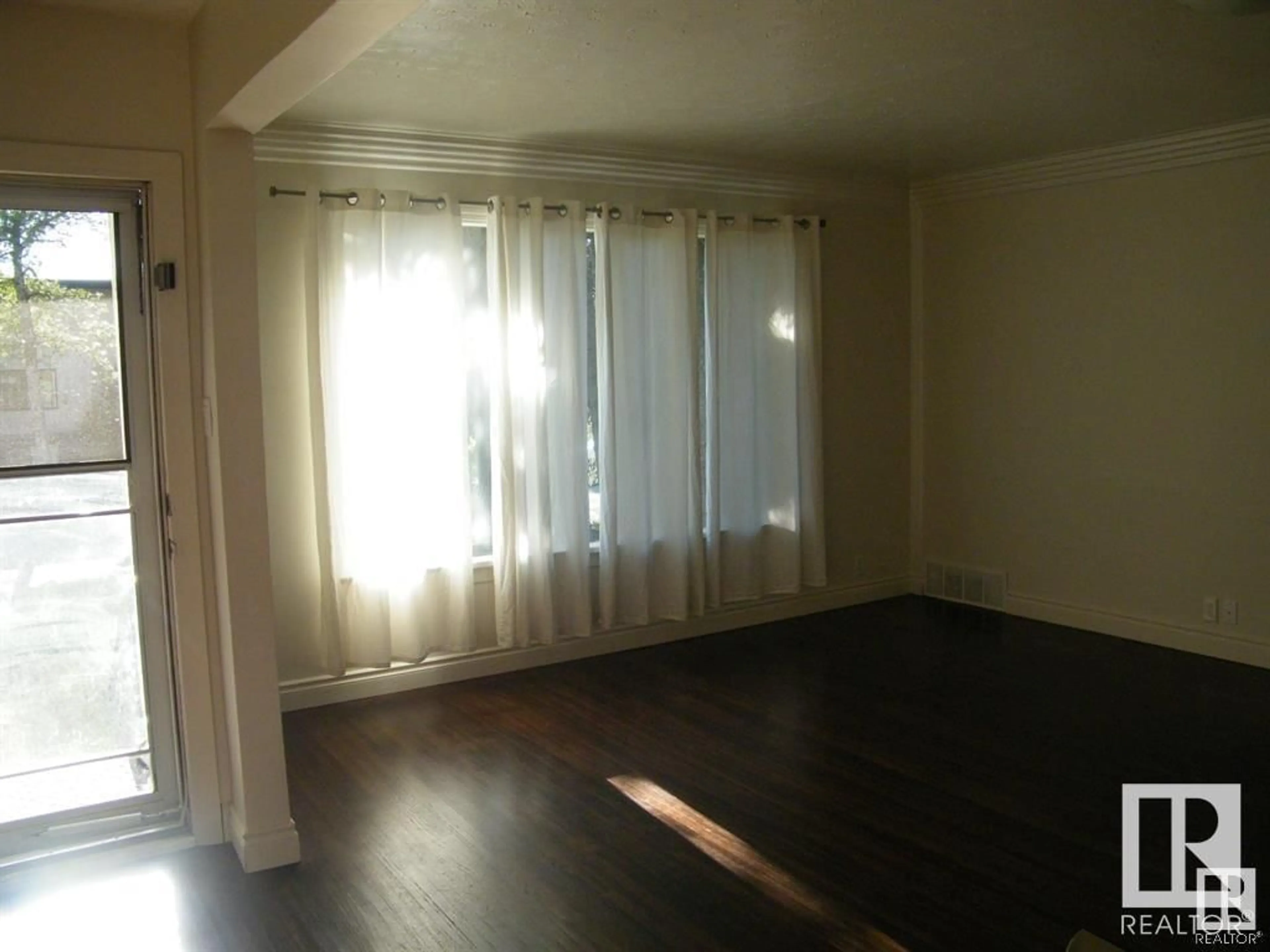 A pic of a room for 9543 87 ST NW, Edmonton Alberta T6C3W9
