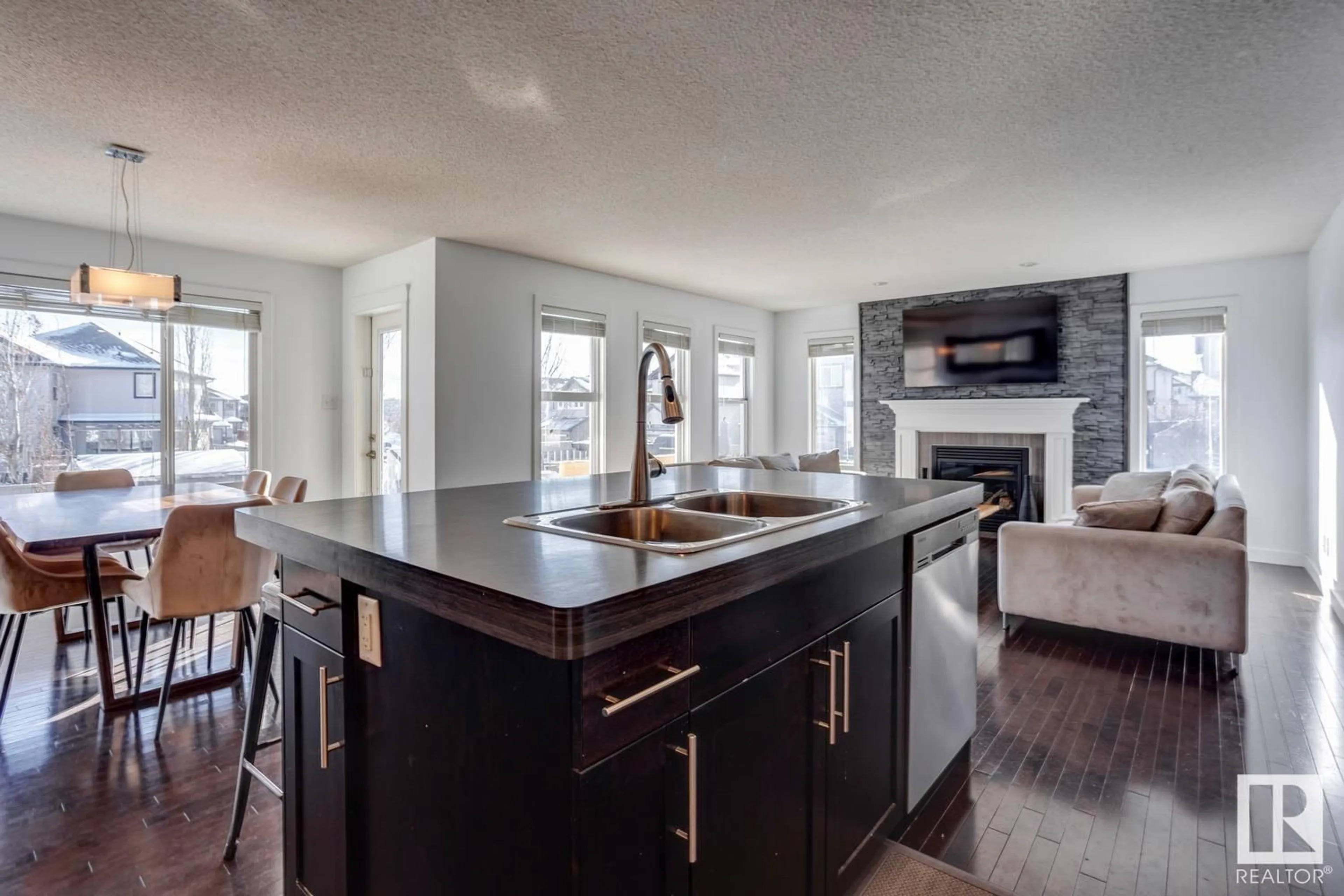 Contemporary kitchen for 1523 118 ST SW, Edmonton Alberta T6W1M9