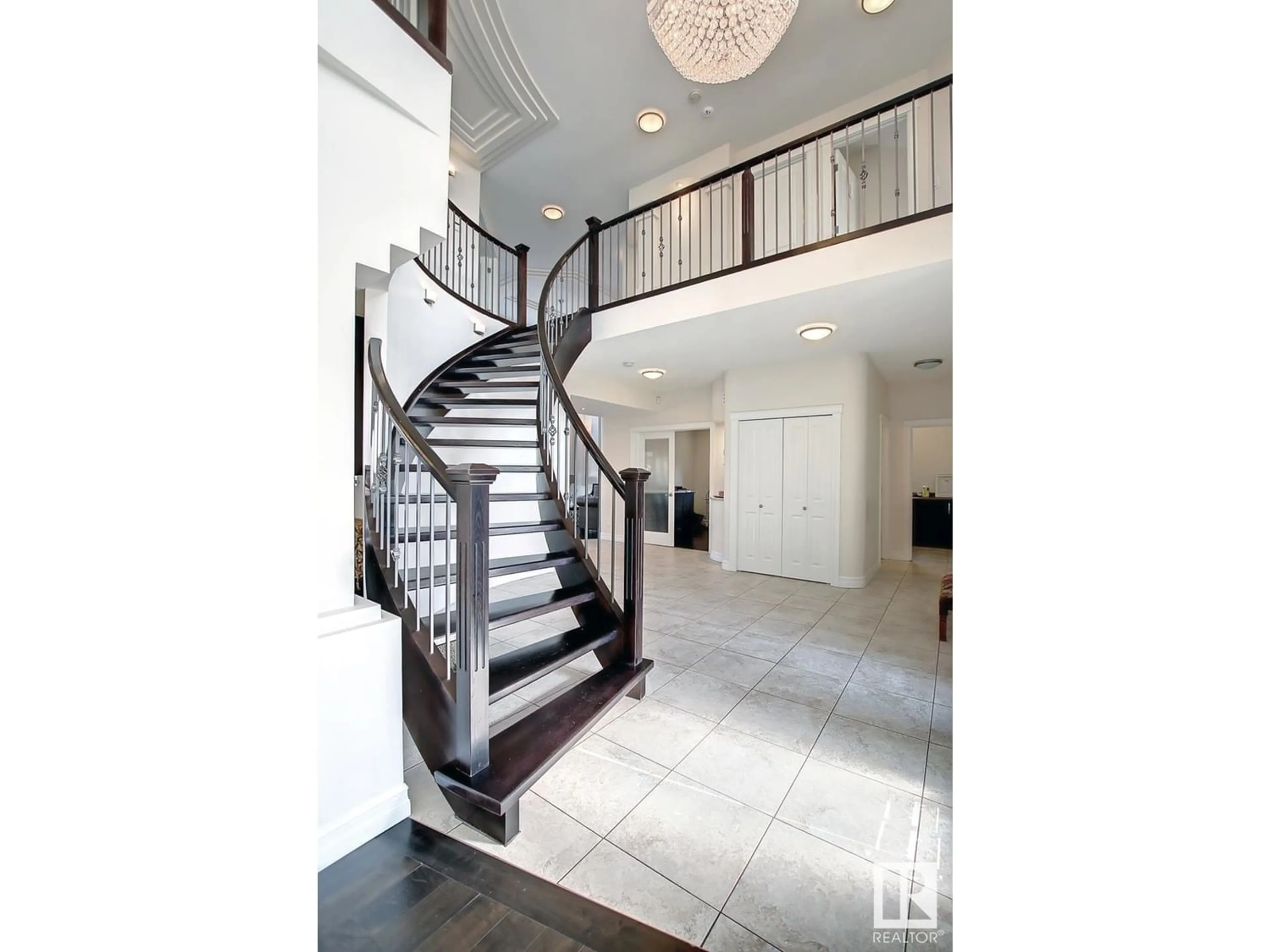 Indoor foyer for 16411 73 ST NW, Edmonton Alberta T5Z3Y3