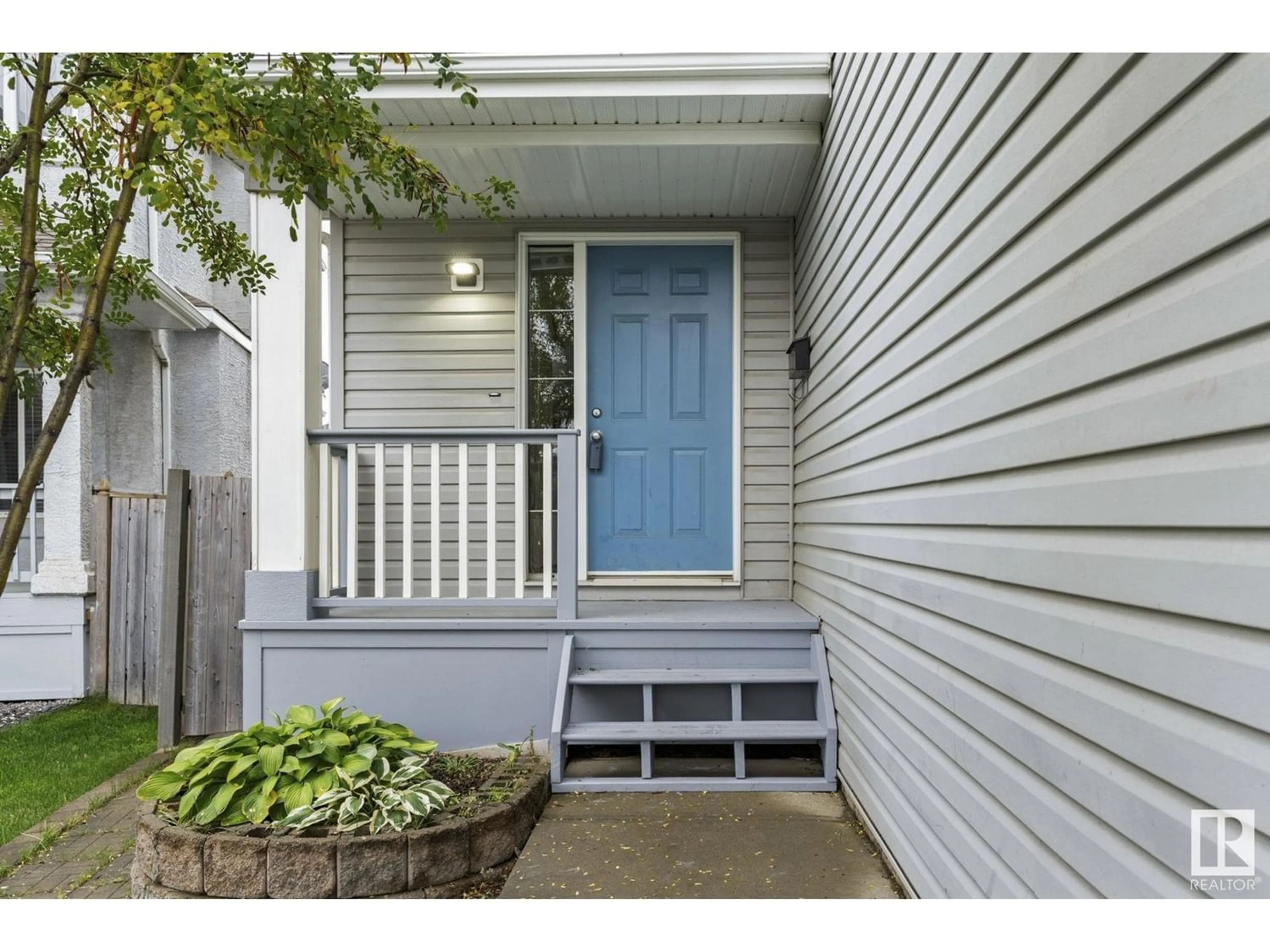 Indoor entryway for 3719 162 AV NW, Edmonton Alberta T5Y3G3