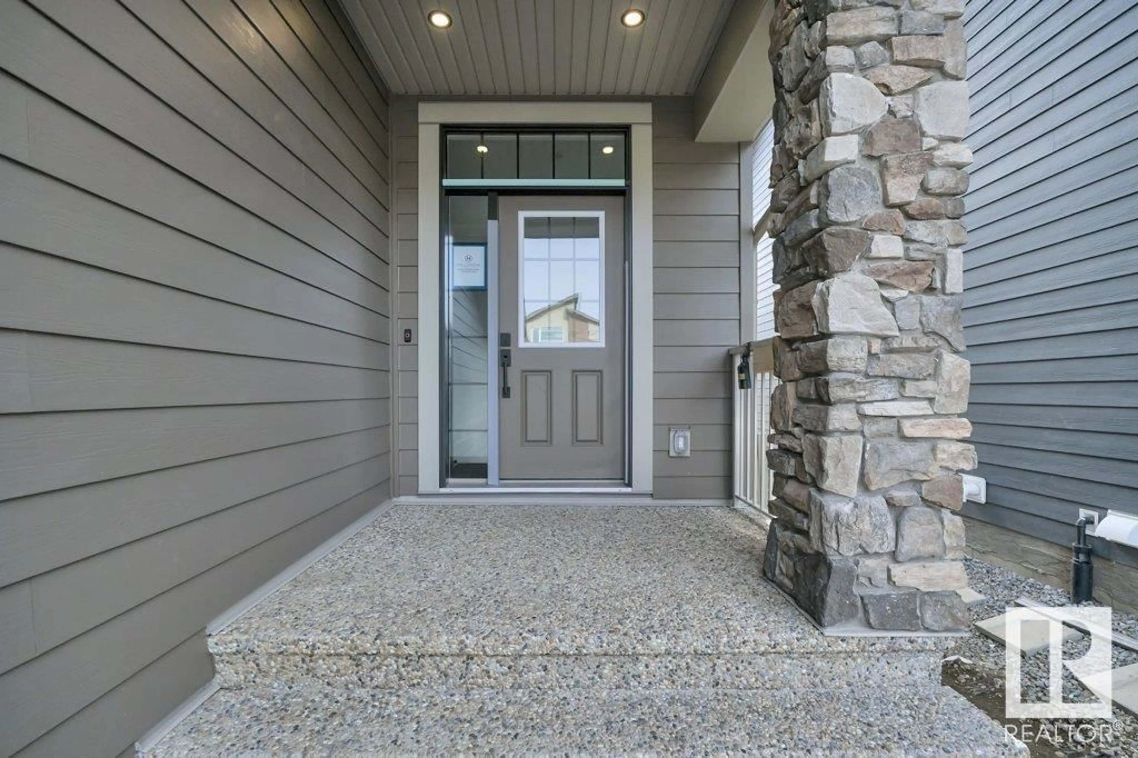 Indoor entryway for 1425 HOWES CR SW, Edmonton Alberta T6W0C3