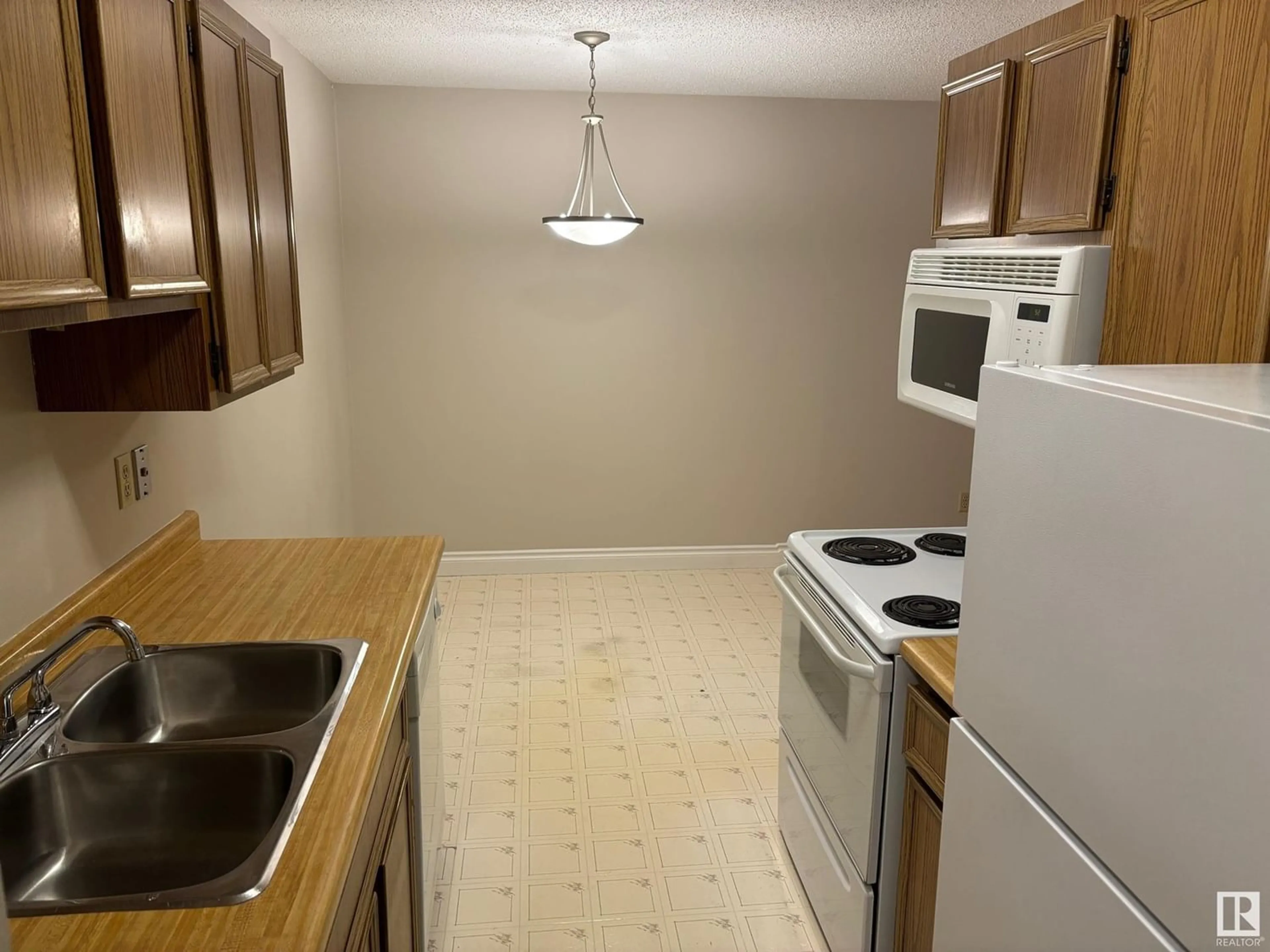 Standard kitchen for #206 10520 80 AV NW, Edmonton Alberta T6E1V3