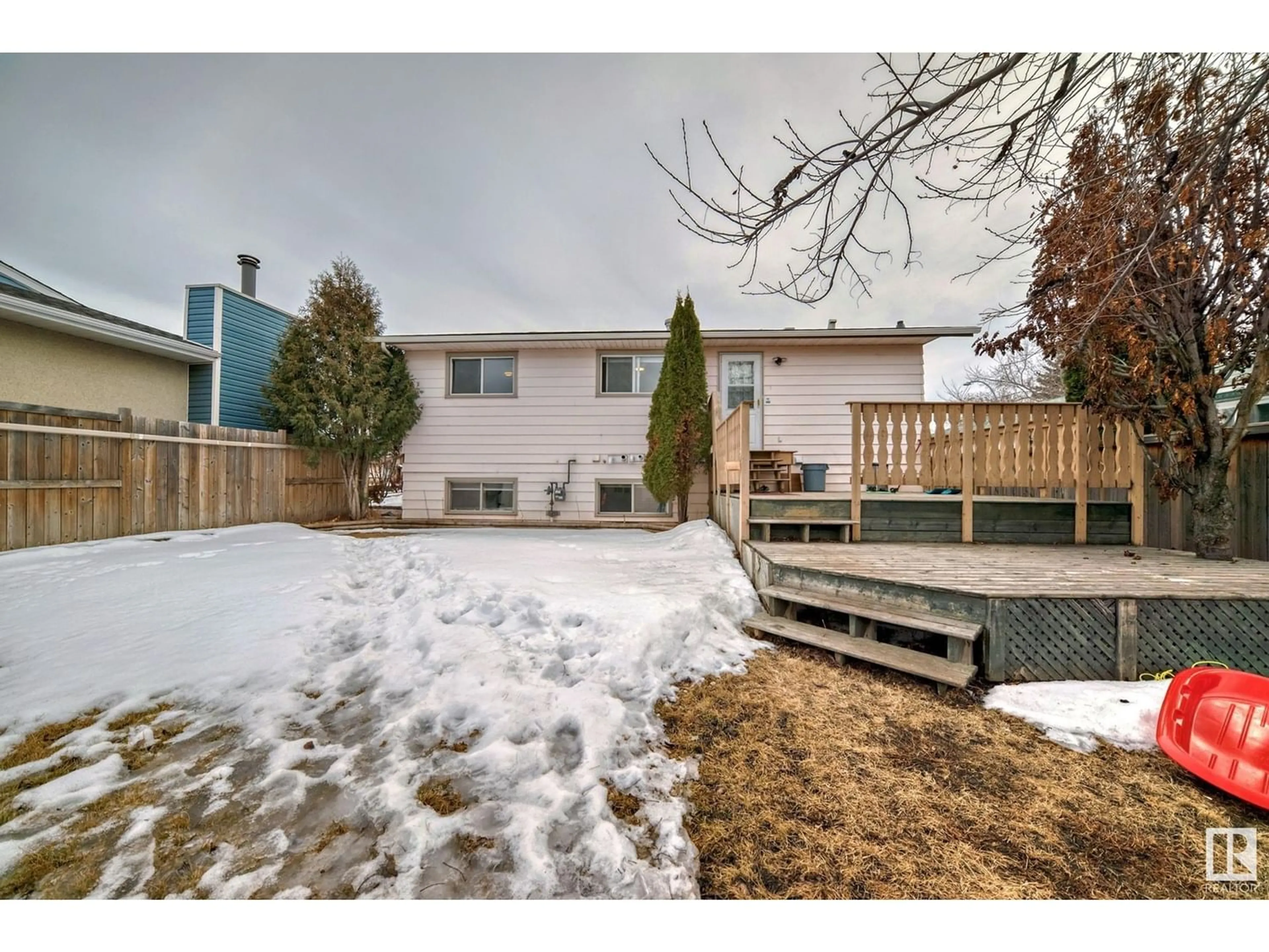 Fenced yard for 5112 14 AV NW, Edmonton Alberta T6L1Z8