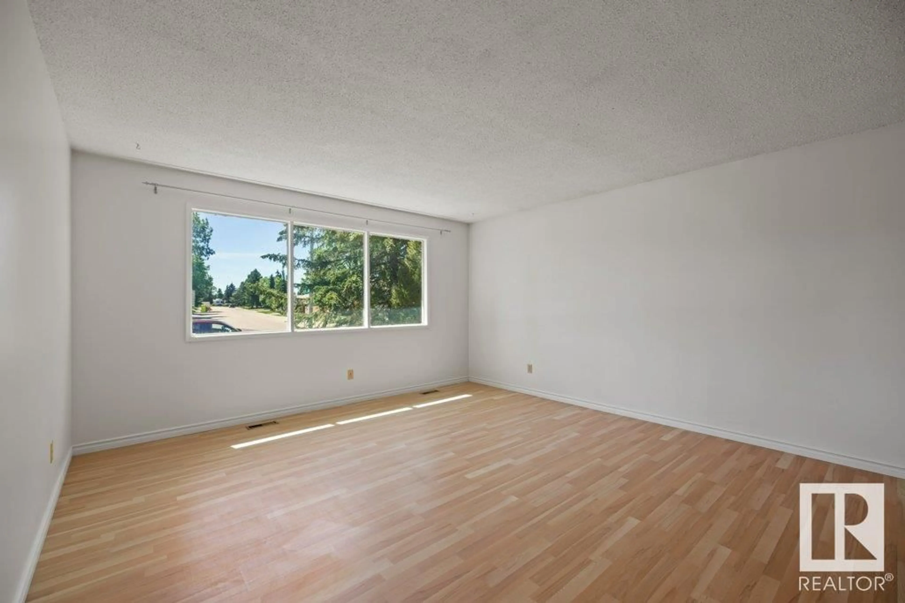 A pic of a room for 260 KNOTTWOOD RD NW, Edmonton Alberta T6K1Y4