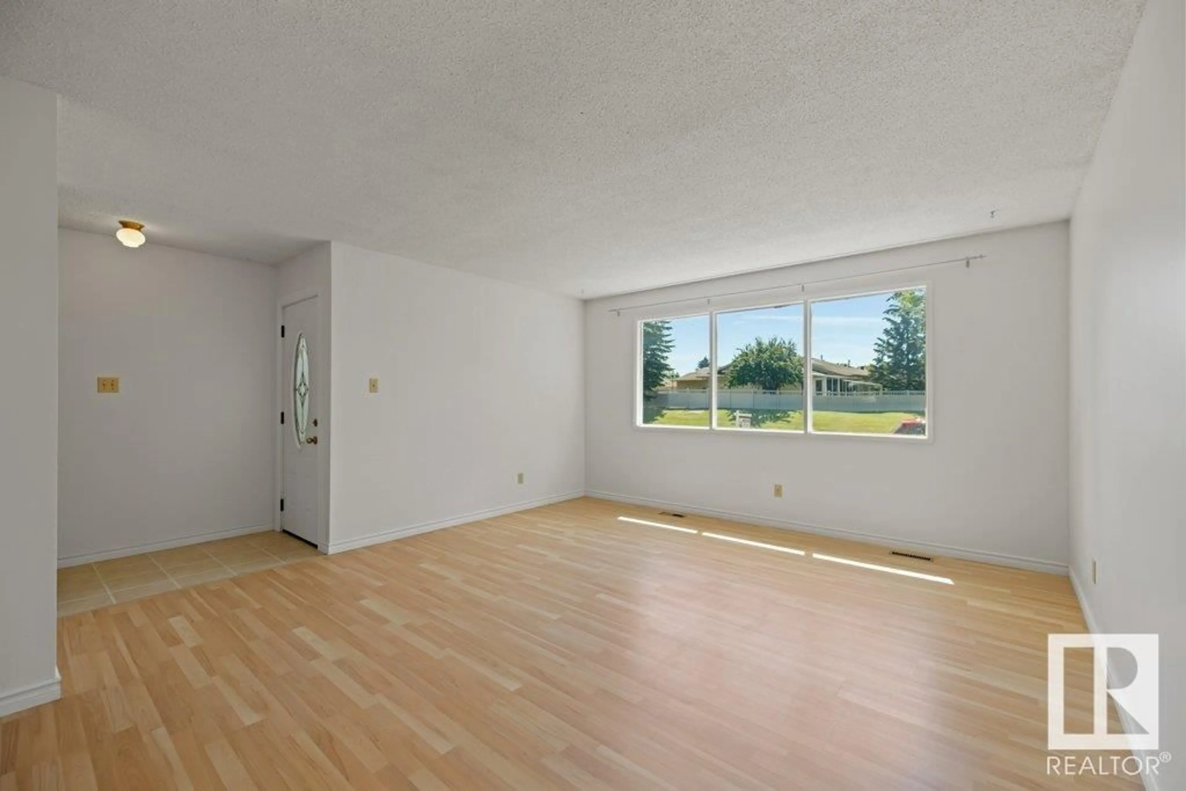 A pic of a room for 260 KNOTTWOOD RD NW, Edmonton Alberta T6K1Y4