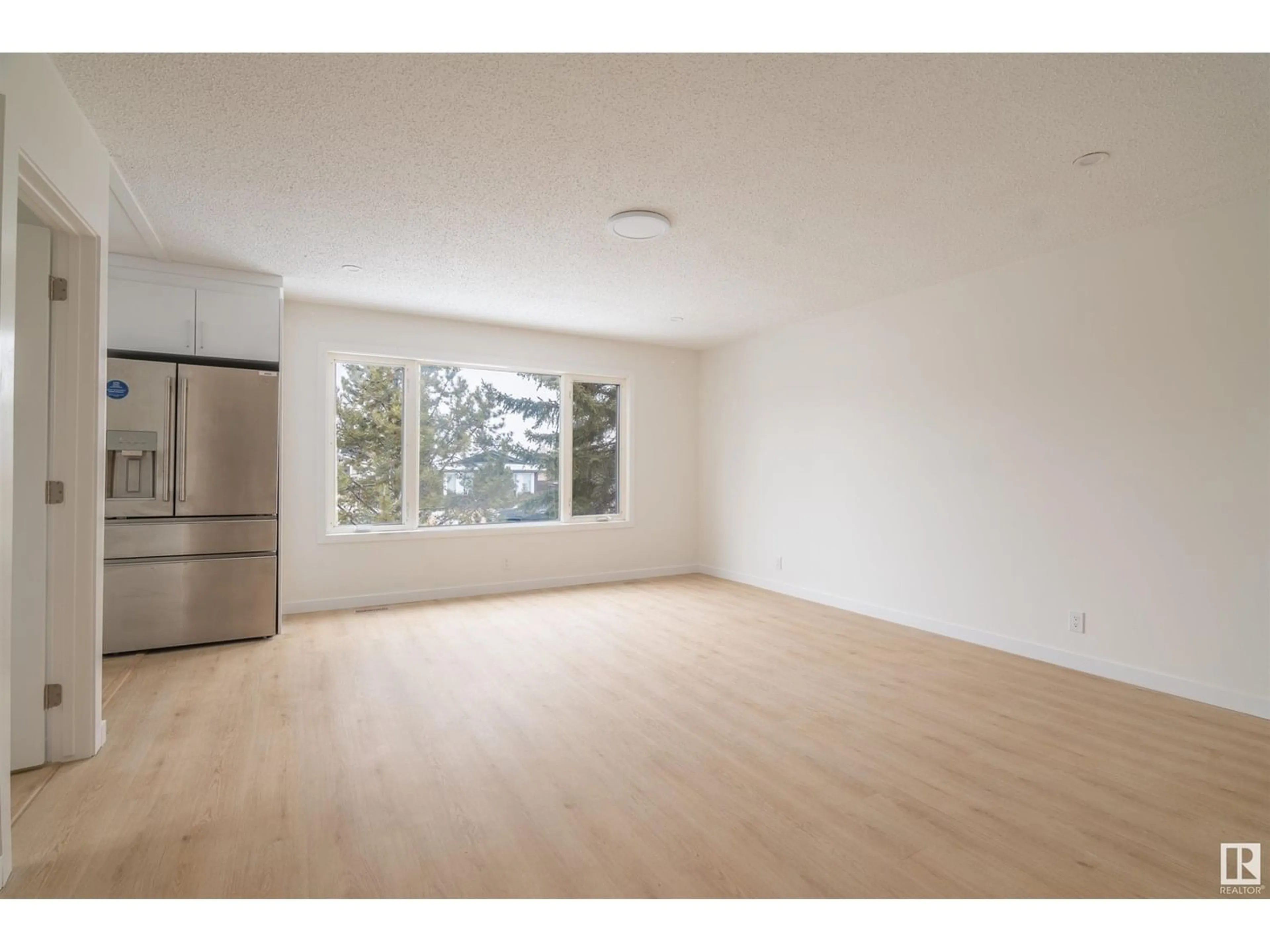 A pic of a room for 1566 LAKEWOOD RD W NW, Edmonton Alberta T6K2V9