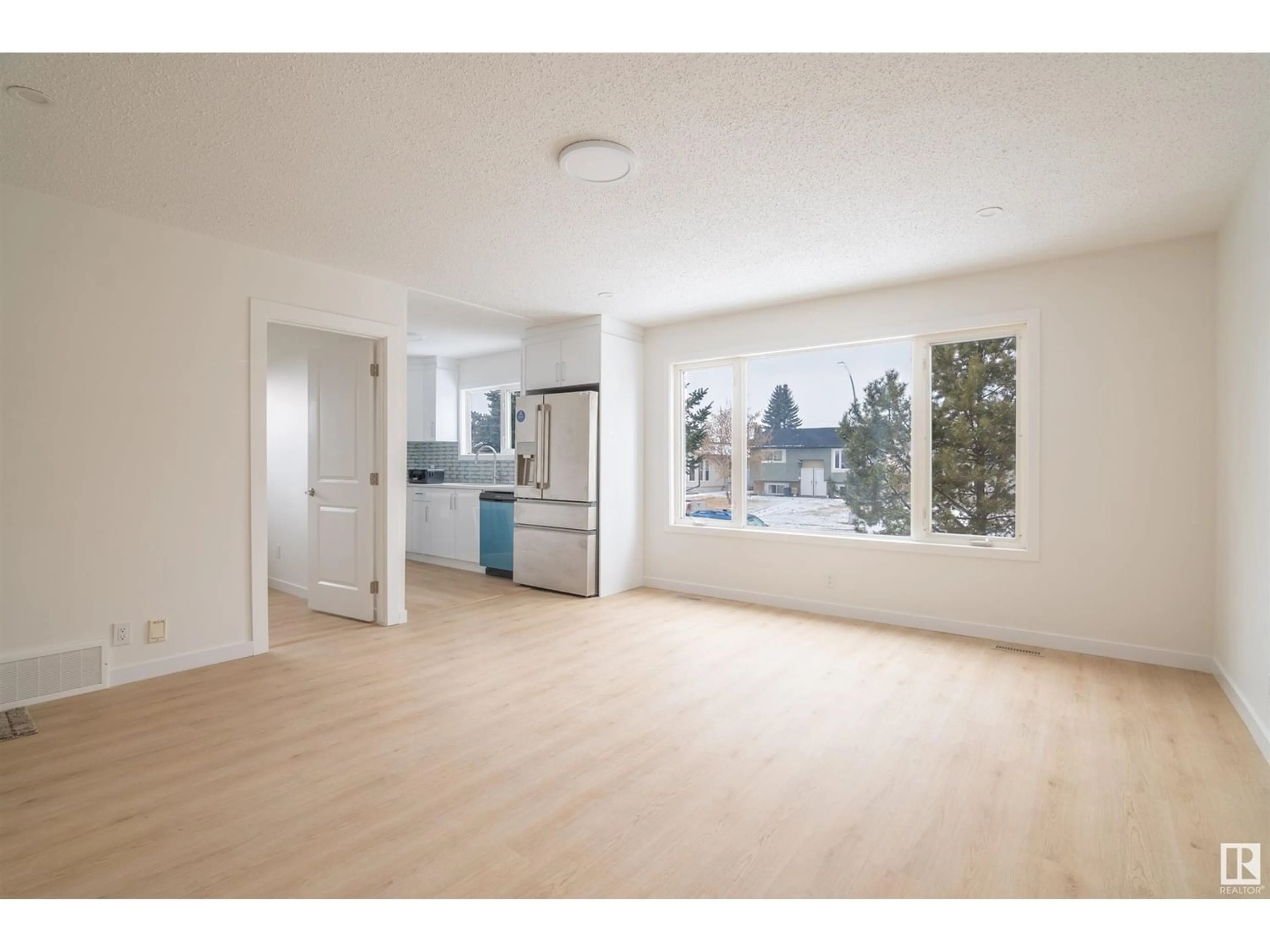 A pic of a room for 1566 LAKEWOOD RD W NW, Edmonton Alberta T6K2V9