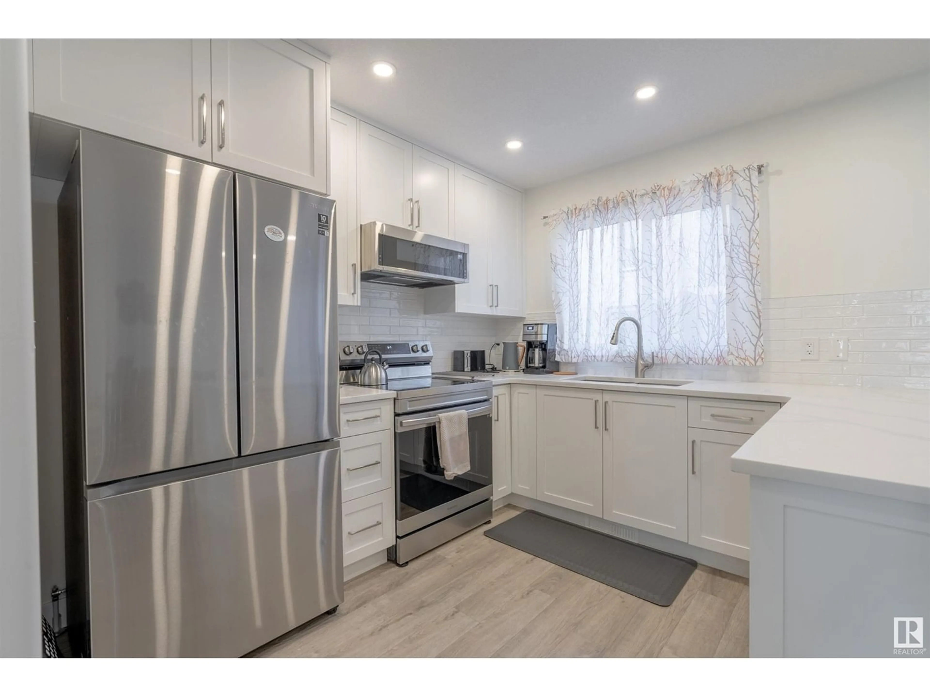 Standard kitchen for #17 9250 156 AV NW, Edmonton Alberta T5Z3N7