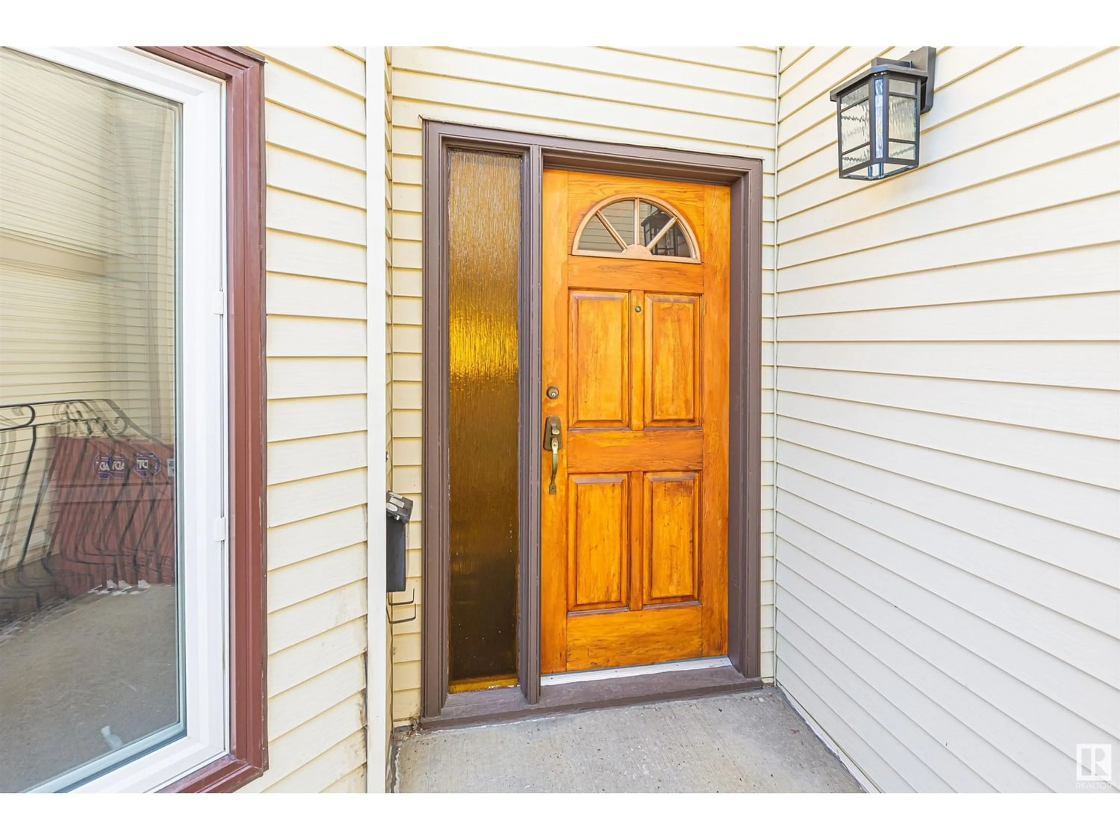 Indoor entryway for 9331 174 ST NW, Edmonton Alberta T5T3M3