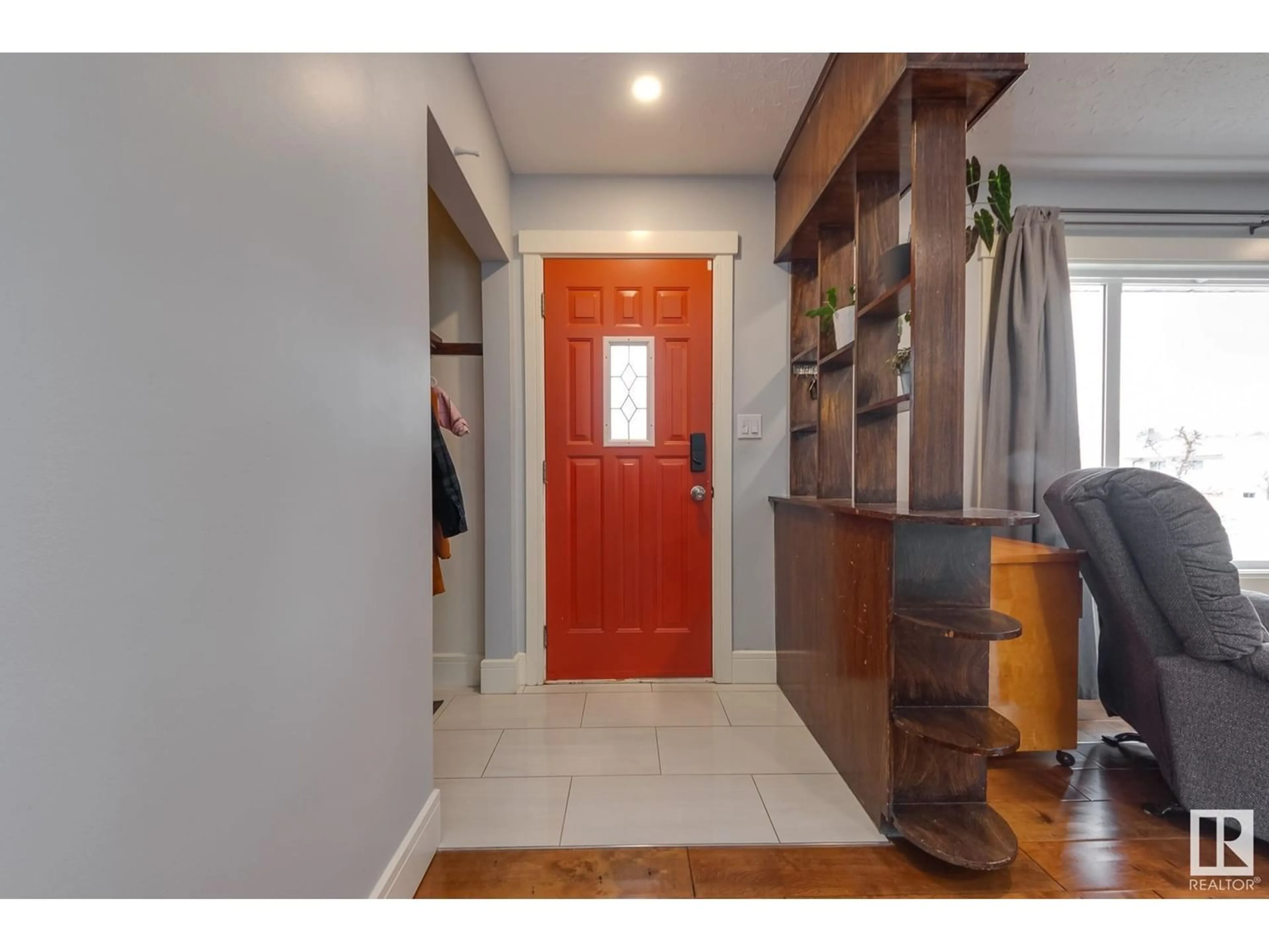 Indoor entryway for 15924 88B AV NW, Edmonton Alberta T5R4N7