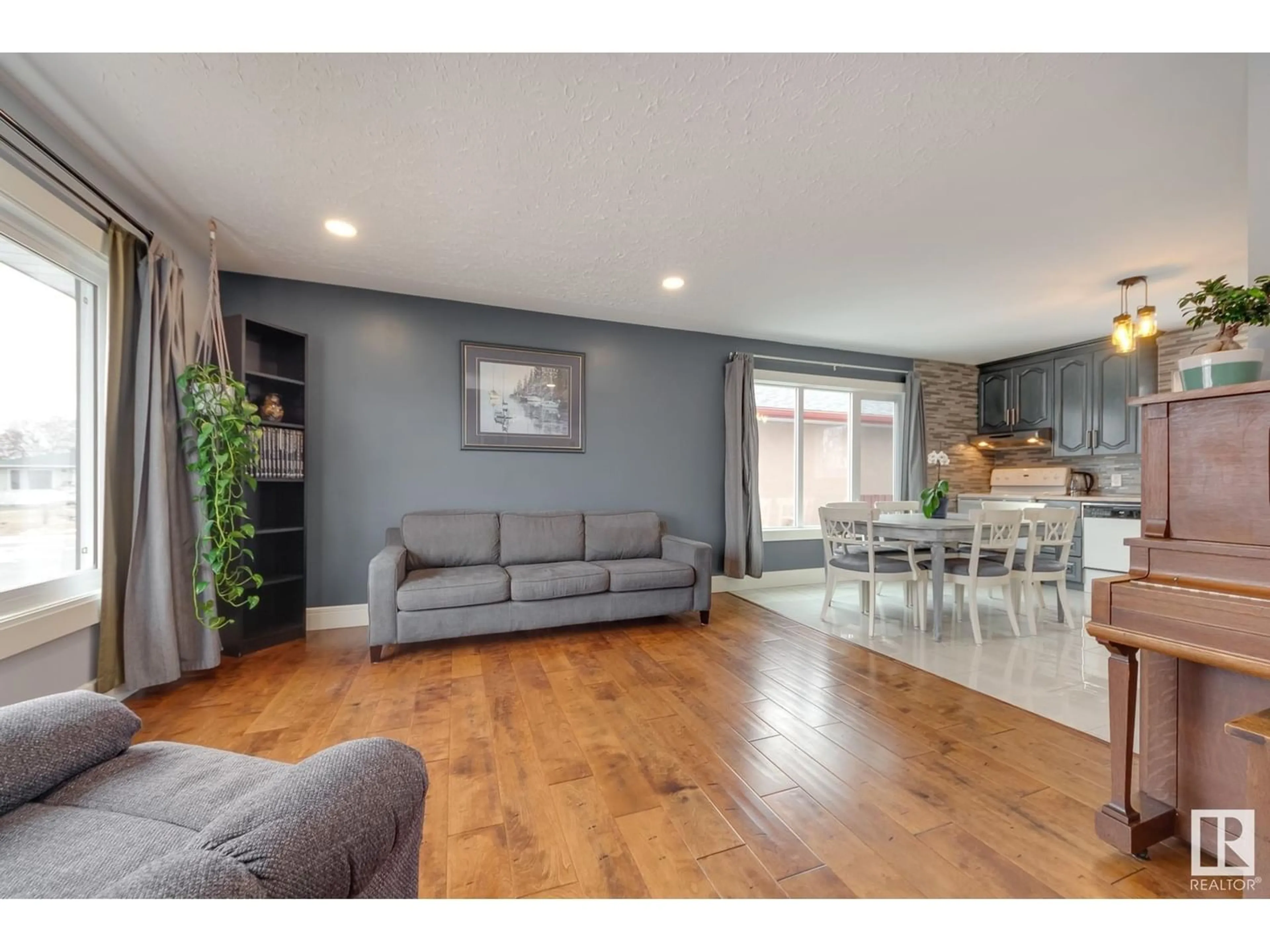 Living room for 15924 88B AV NW, Edmonton Alberta T5R4N7