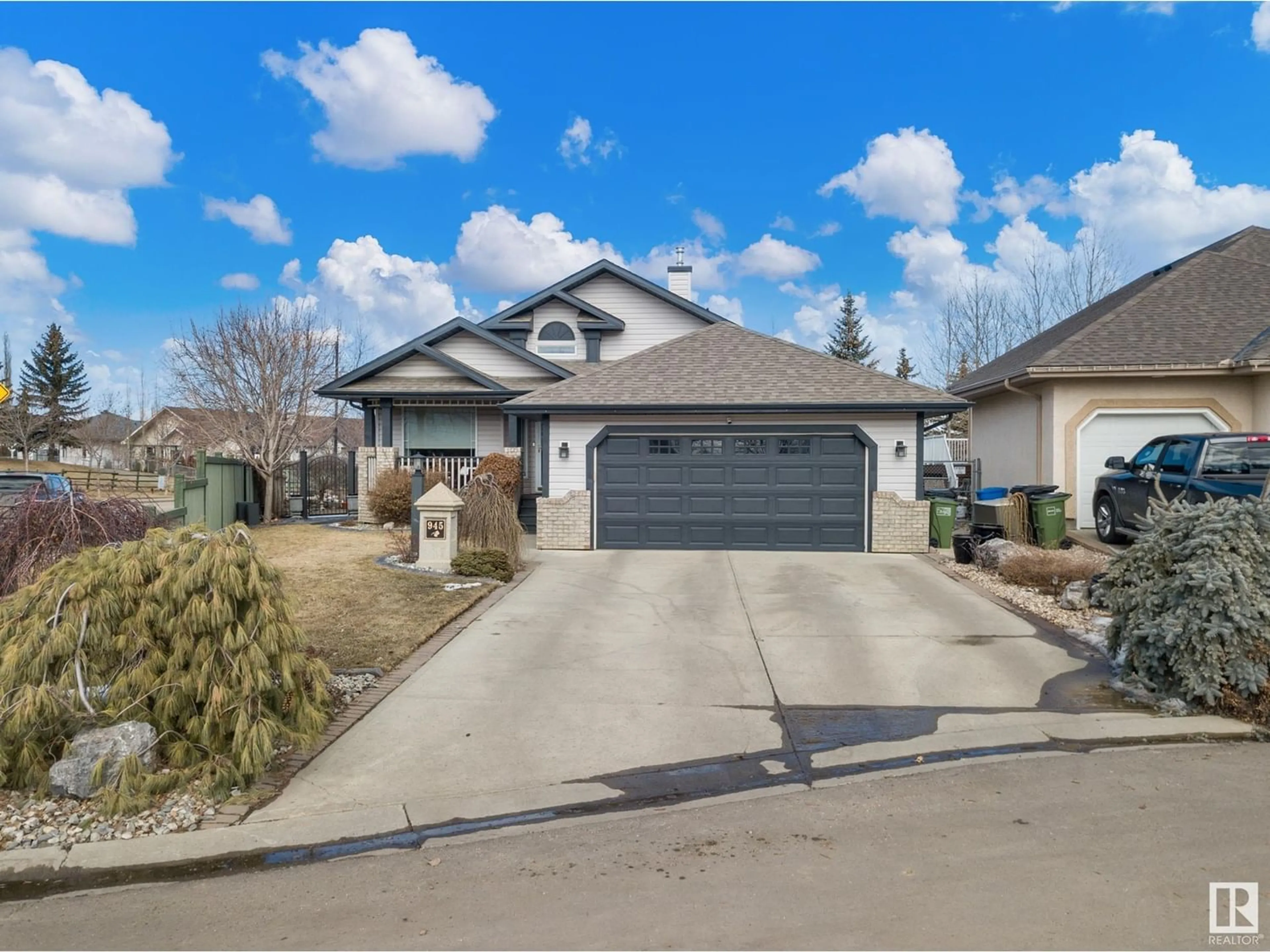 Frontside or backside of a home for 945 Picard DR NW, Edmonton Alberta T5T6N6