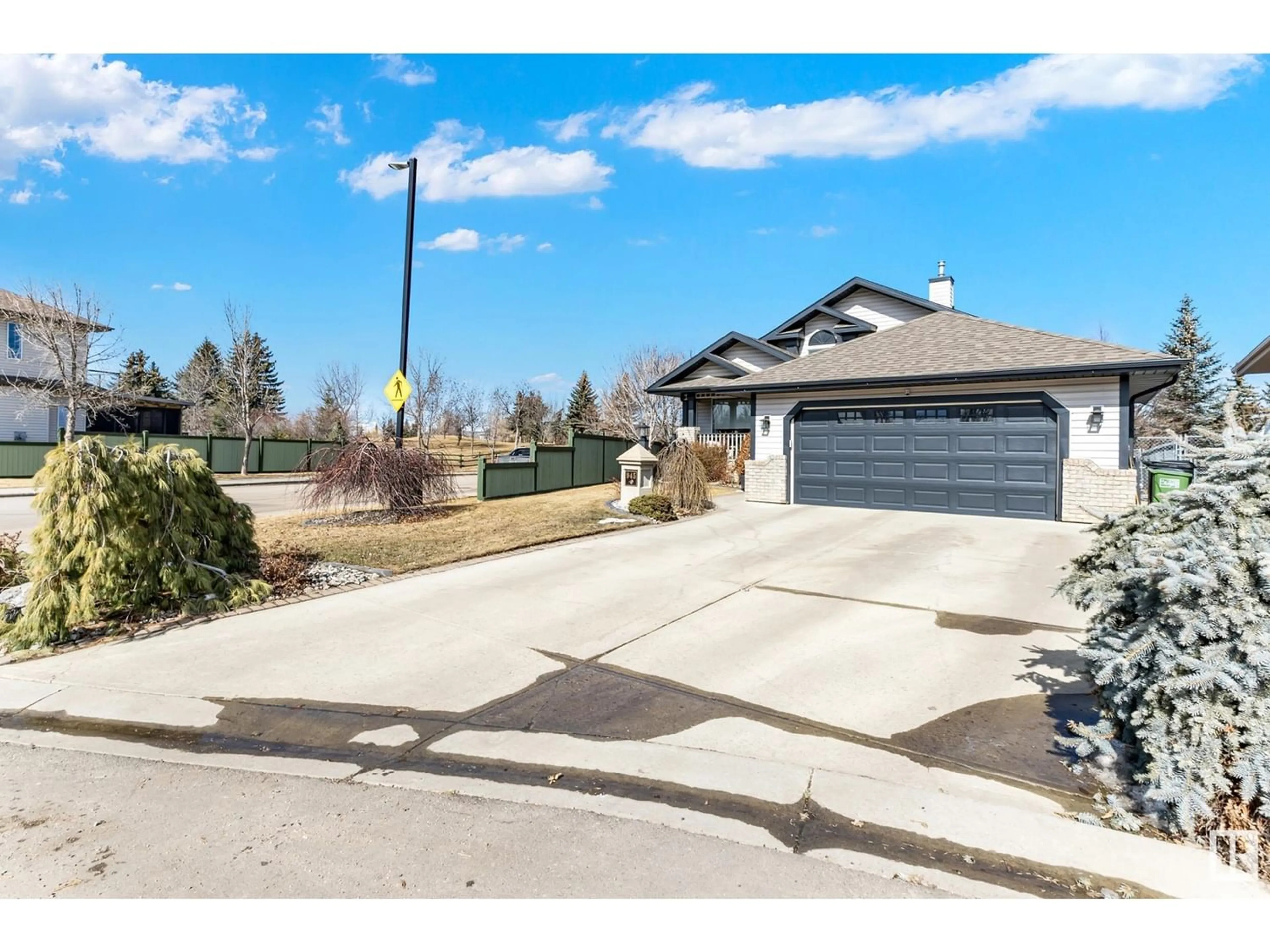 Frontside or backside of a home for 945 Picard DR NW, Edmonton Alberta T5T6N6