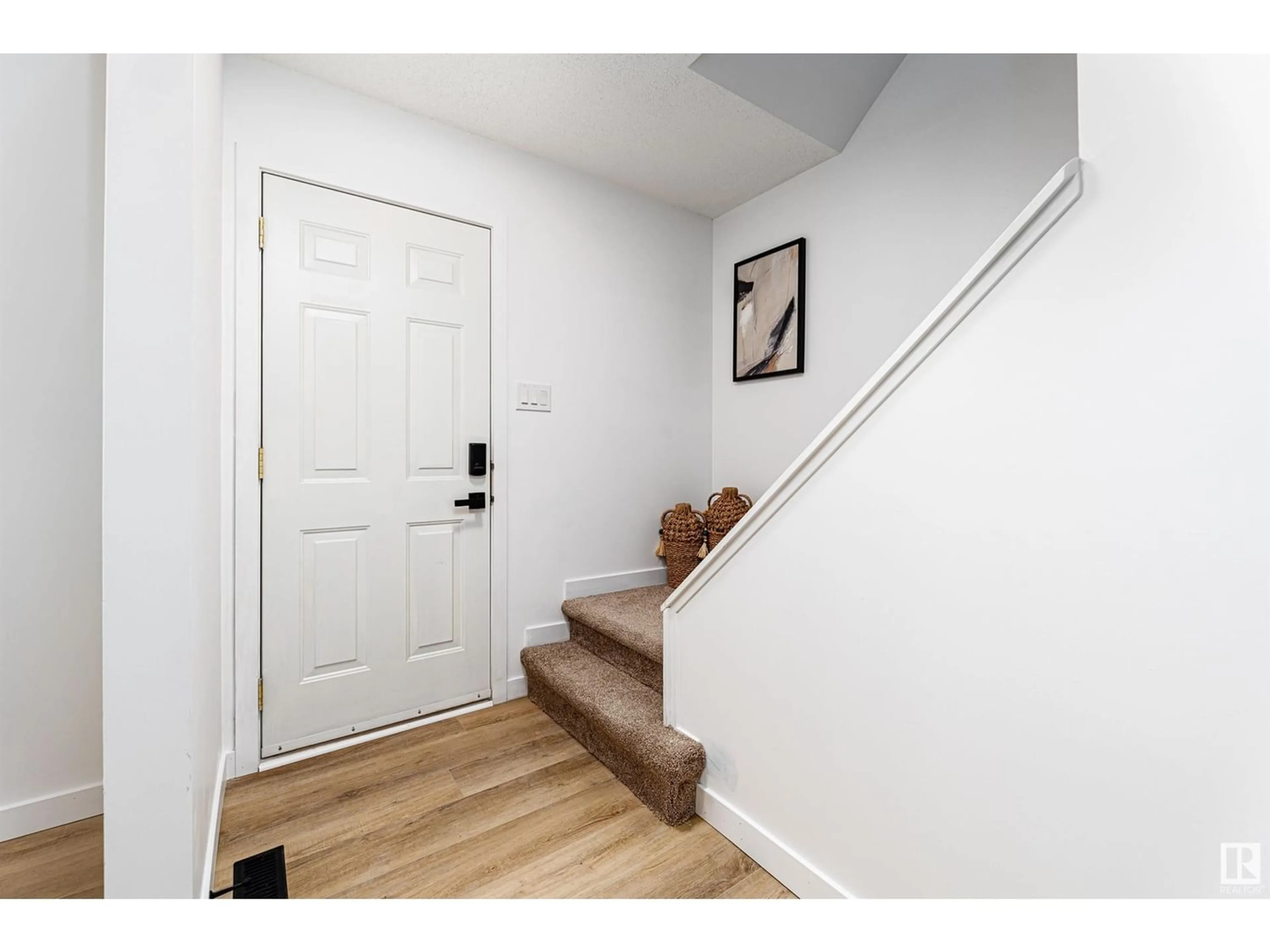 Indoor entryway for 9B TWIN TC NW, Edmonton Alberta T6K1V4