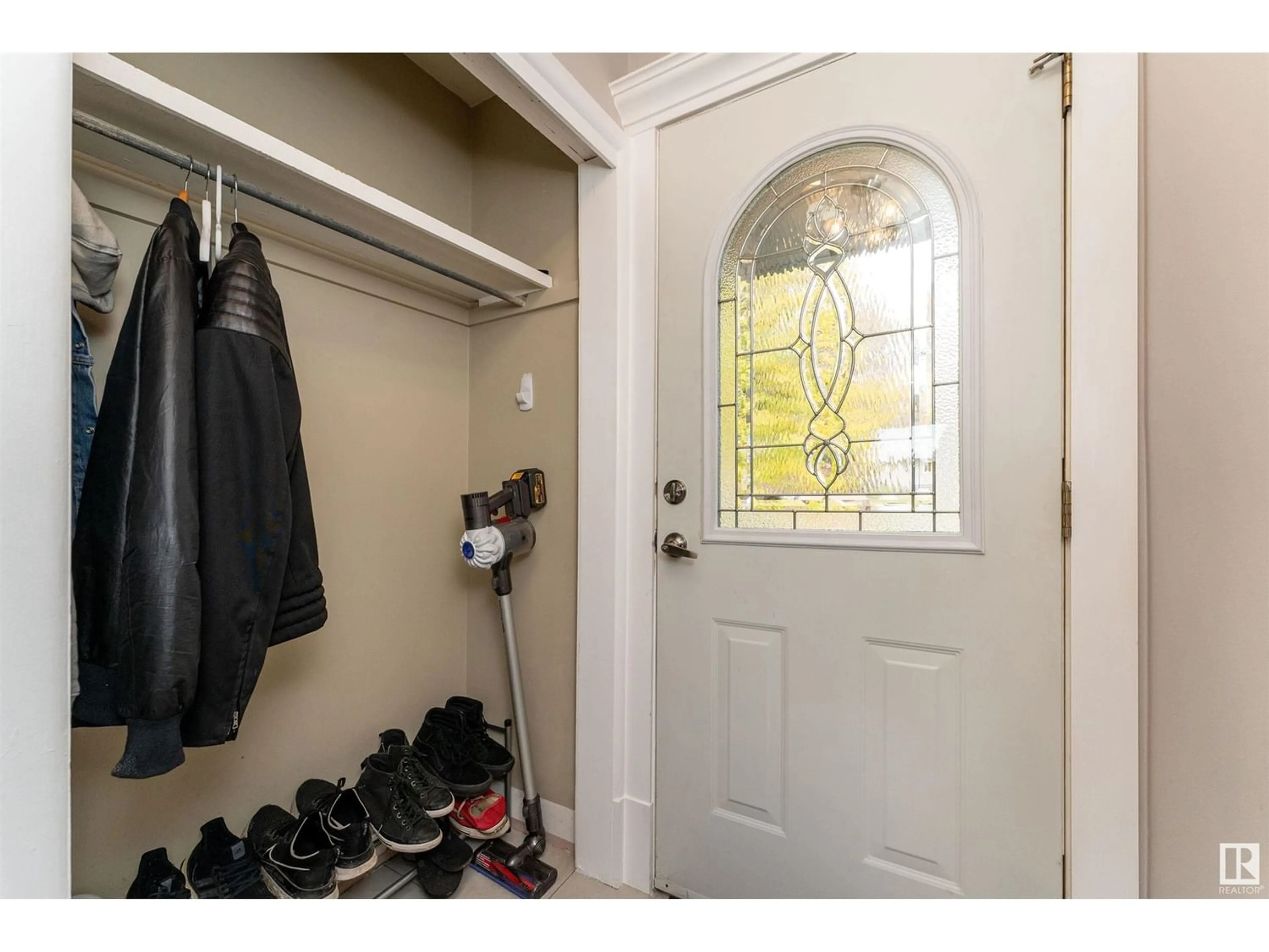 Indoor entryway for 31 BELMONT DR, St. Albert Alberta T8N0C6