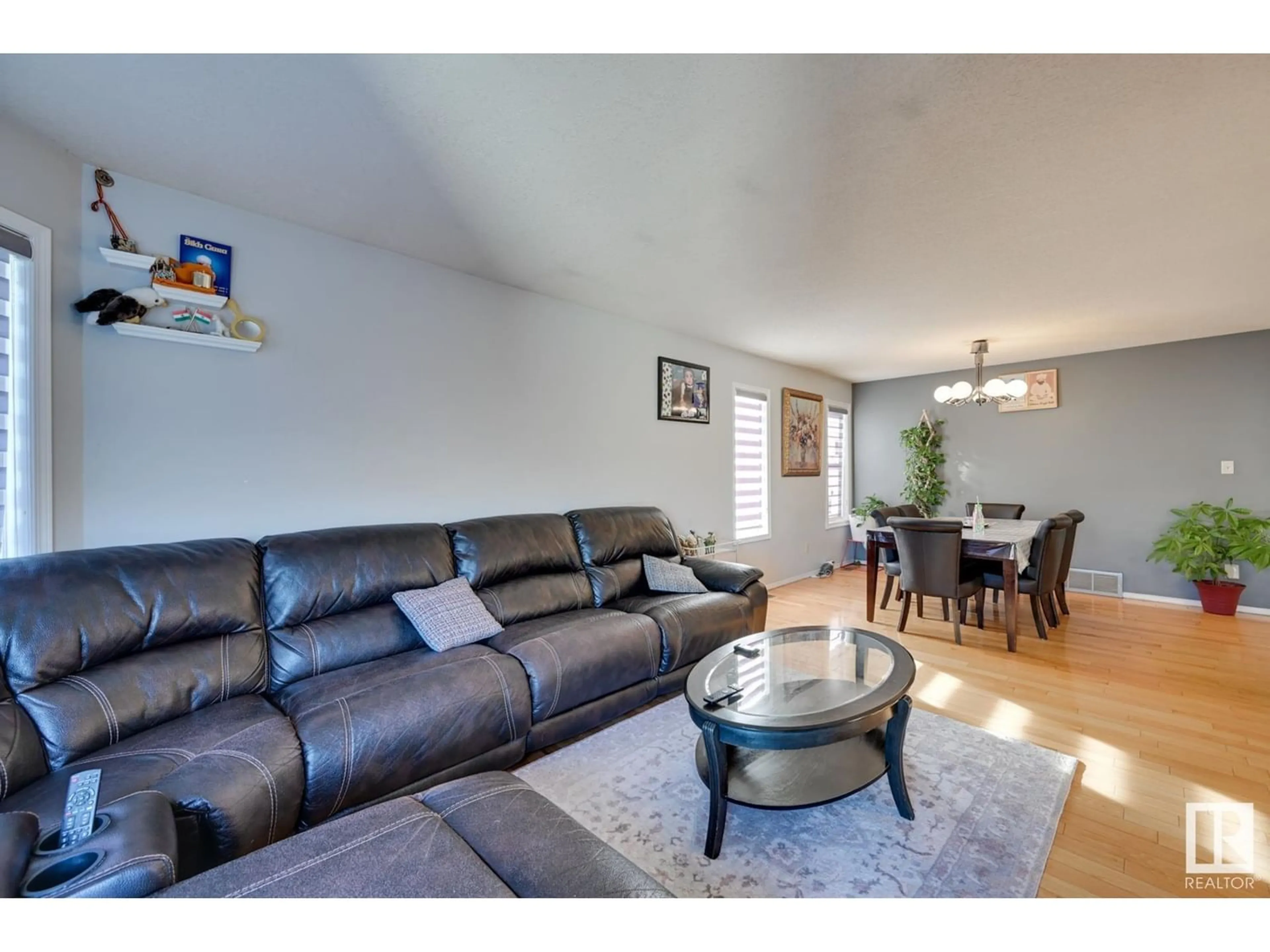 Living room for 3828 41 ST NW, Edmonton Alberta T6L6R5