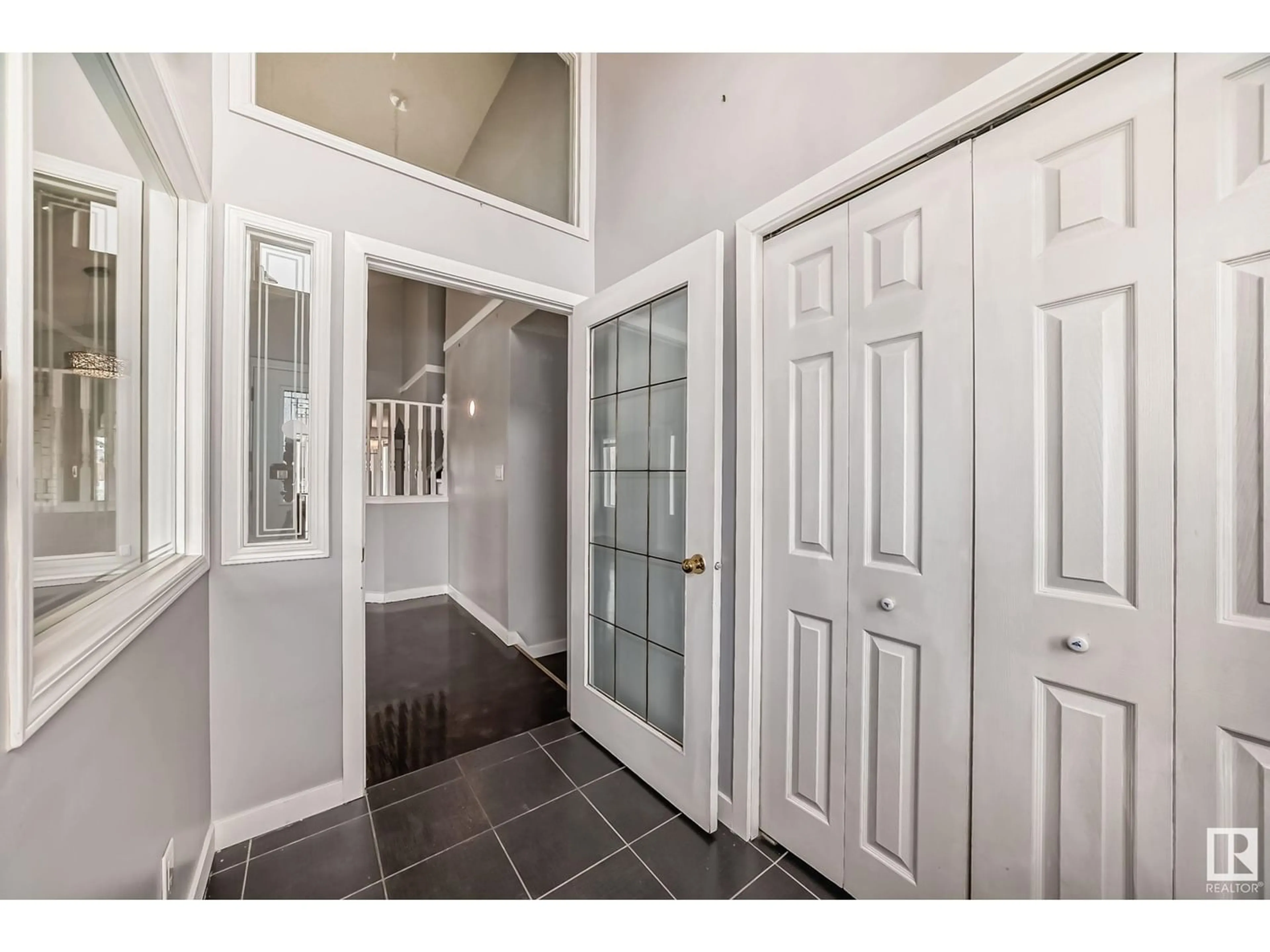 Indoor entryway for 252 ORMSBY RD E NW, Edmonton Alberta T5T5X6